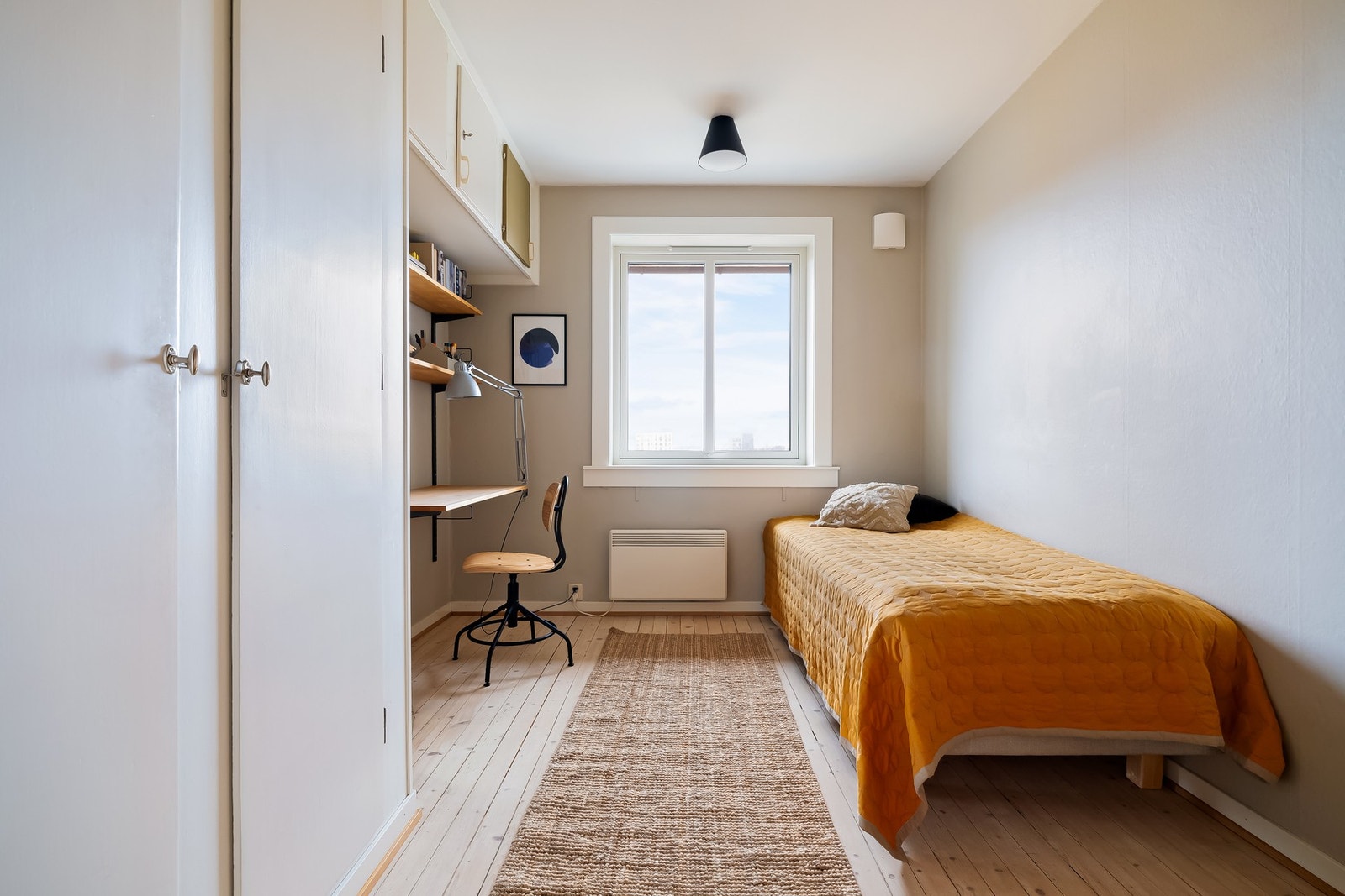 Soverom to er også av fin størrelse med plass til seng, oppbevaring og skrivepult. Galleribilde