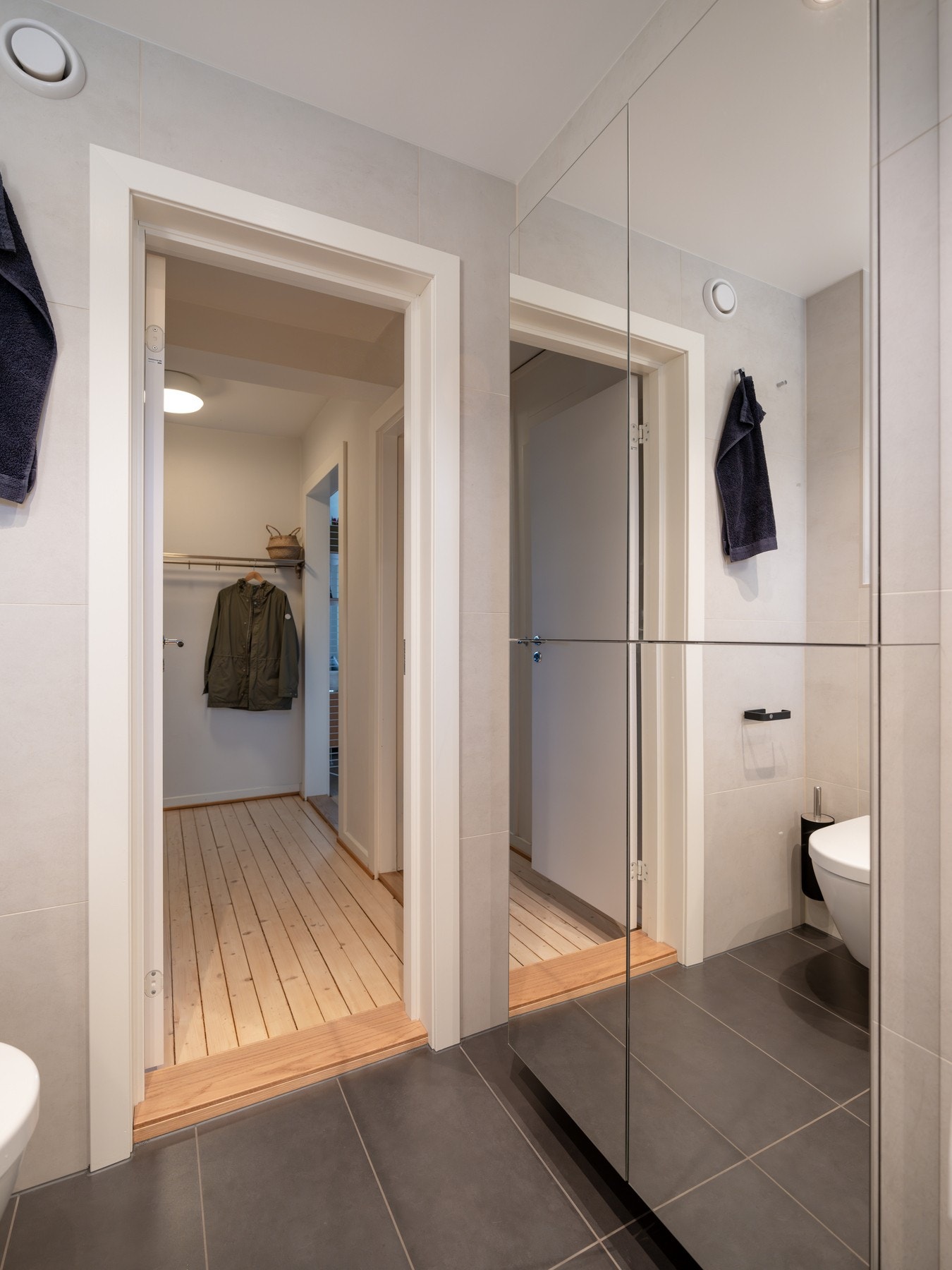 Videre er det godt med oppbevaring i veggskap. Galleribilde