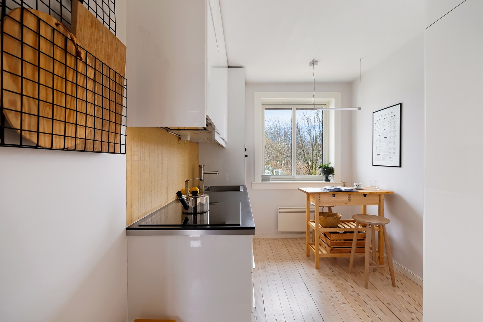 Boligens separate kjøkken lar deg trekke deg tilbake og lage dagens måltider i fred og ro. Galleribilde