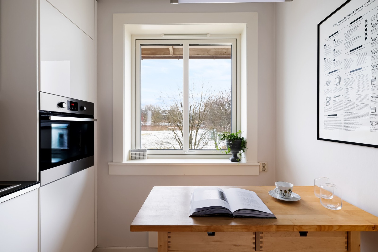 Ved vinduet er det plass til et hyggelig lite bord hvor morgenkaffen kan nytes før du går løs på dagens gjøremål. Galleribilde