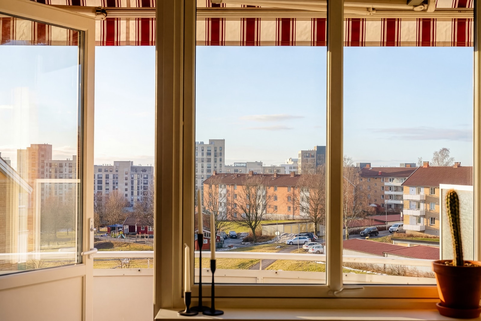 Det er montert elektrisk markise som kan benyttes ved behov for det.
Bildet er delvis AI-redigert. Utsikt og solforhold er representative, med mindre avvik. Galleribilde