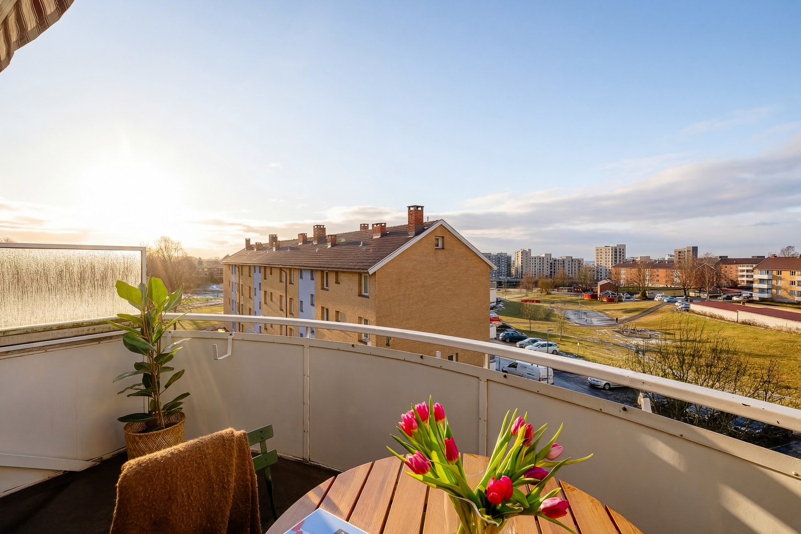 Her får du gleden av en herlig, sydvestvendt balkong.
Bildet er delvis AI-redigert. Utsikt og solforhold er representative, med mindre avvik. Galleribilde