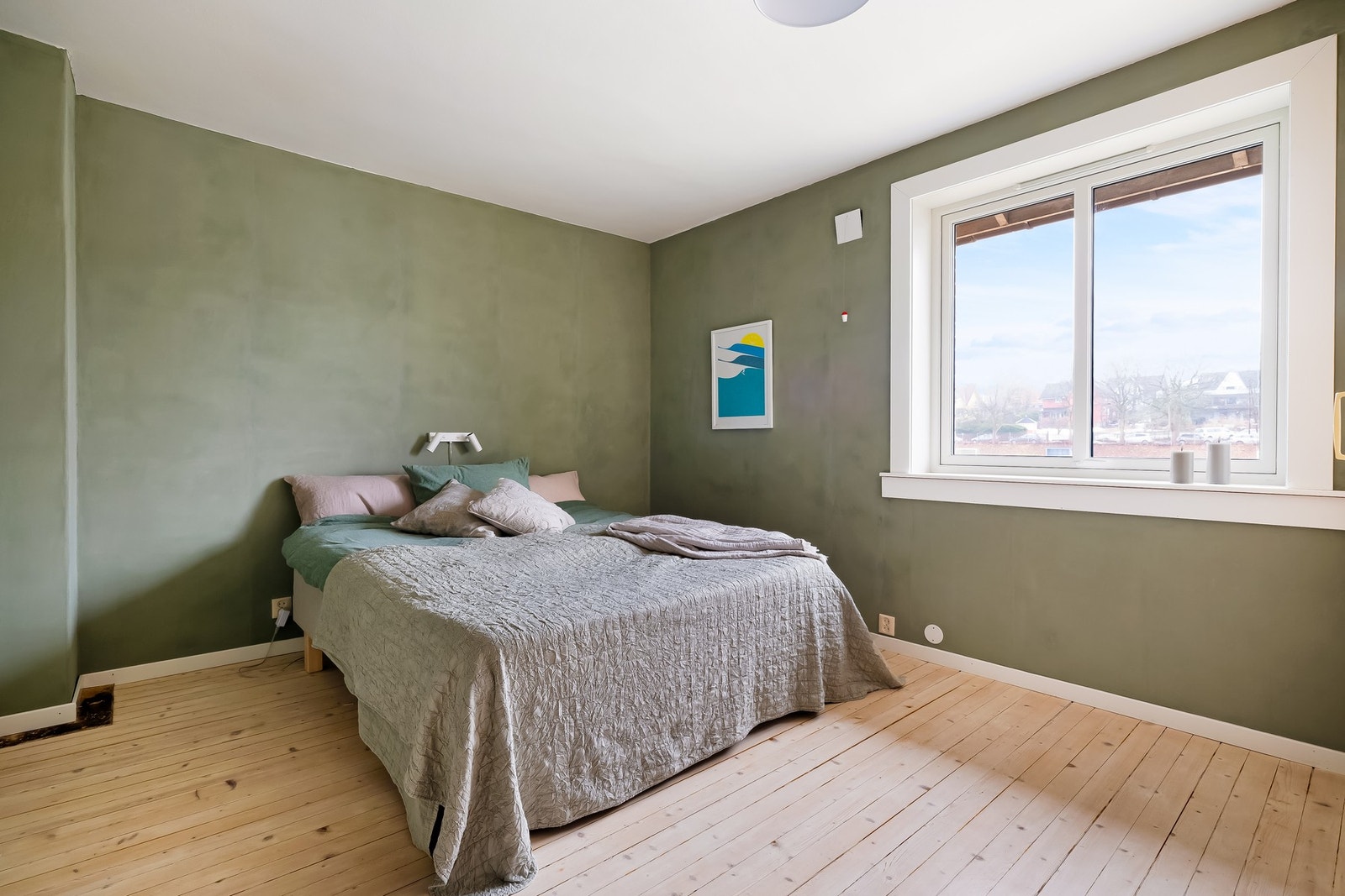 Boligen har i alt to gode soverom som begge vender mot rolige omgivelser. Galleribilde