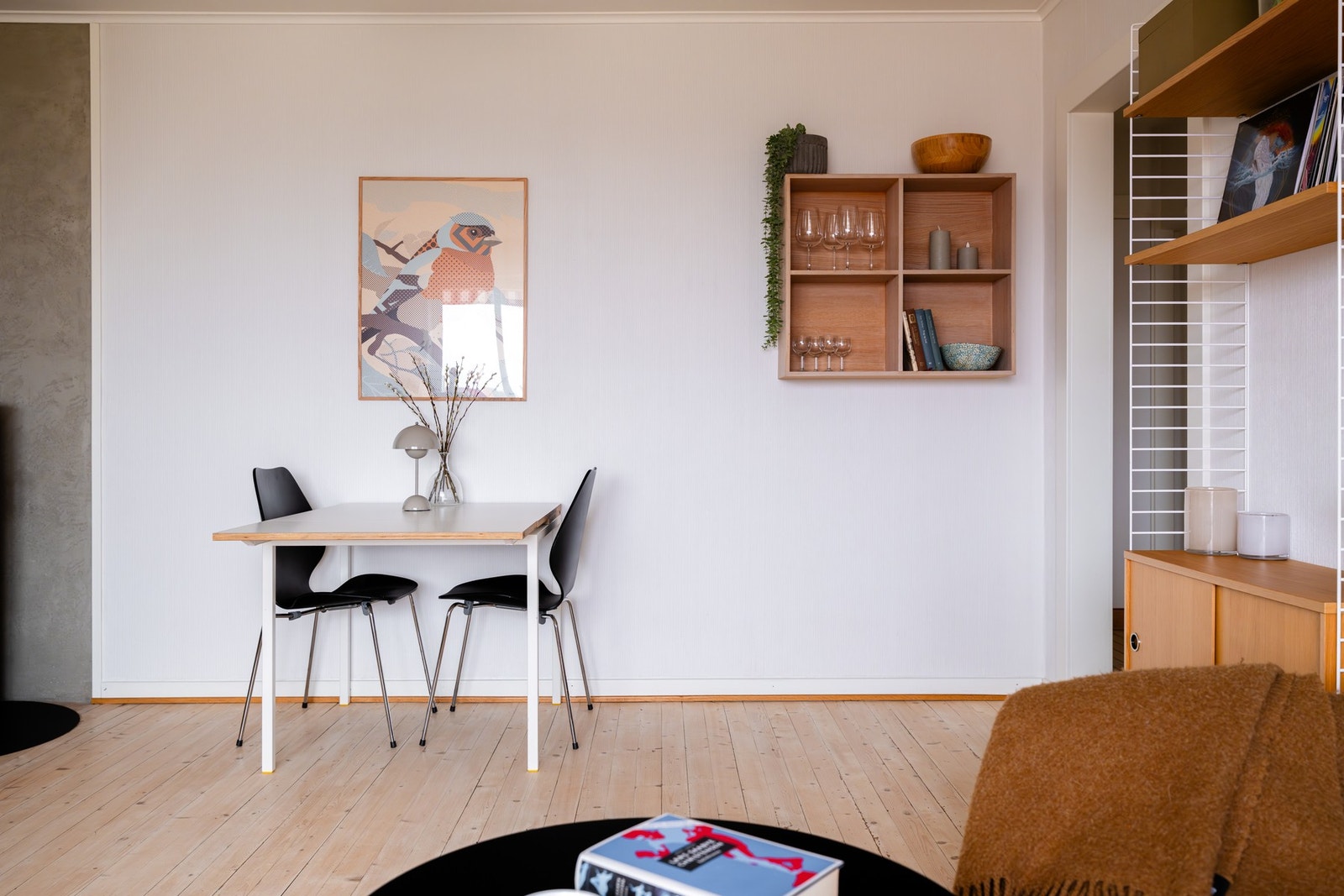 I stuen er det også plass til spisebord. Galleribilde