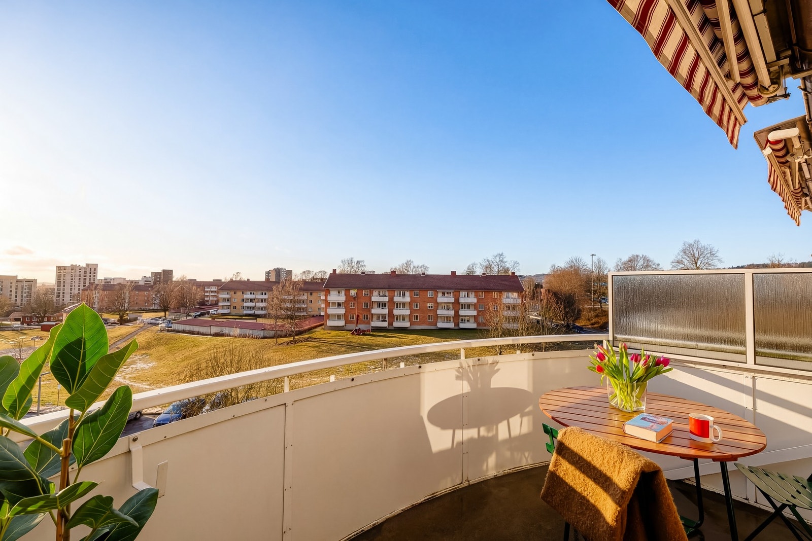 Dette er en fin, gjennomgående 3-roms toppleilighet med en god planløsning.
Bildet er delvis AI-redigert. Utsikt og solforhold er representative, med mindre avvik. Galleribilde