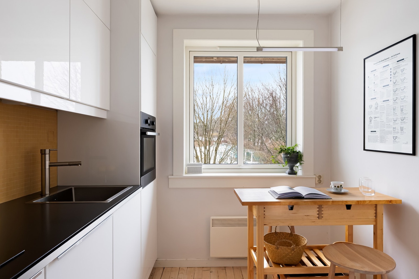 Pent IKEA-kjøkken fra 2014 som er godt utnyttet og har rikelig med både oppbevaring og benkeplass. Galleribilde