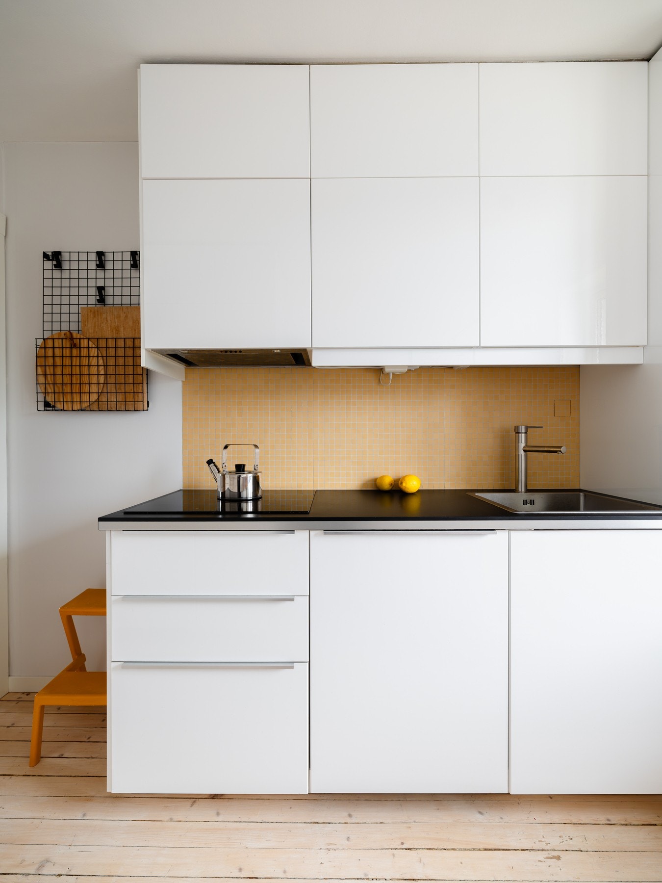 Kjøkkenet er utstyrt med integrert komfyr, platetopp, oppvaskmaskin og kjøleskap med fryser som medfølger. Galleribilde