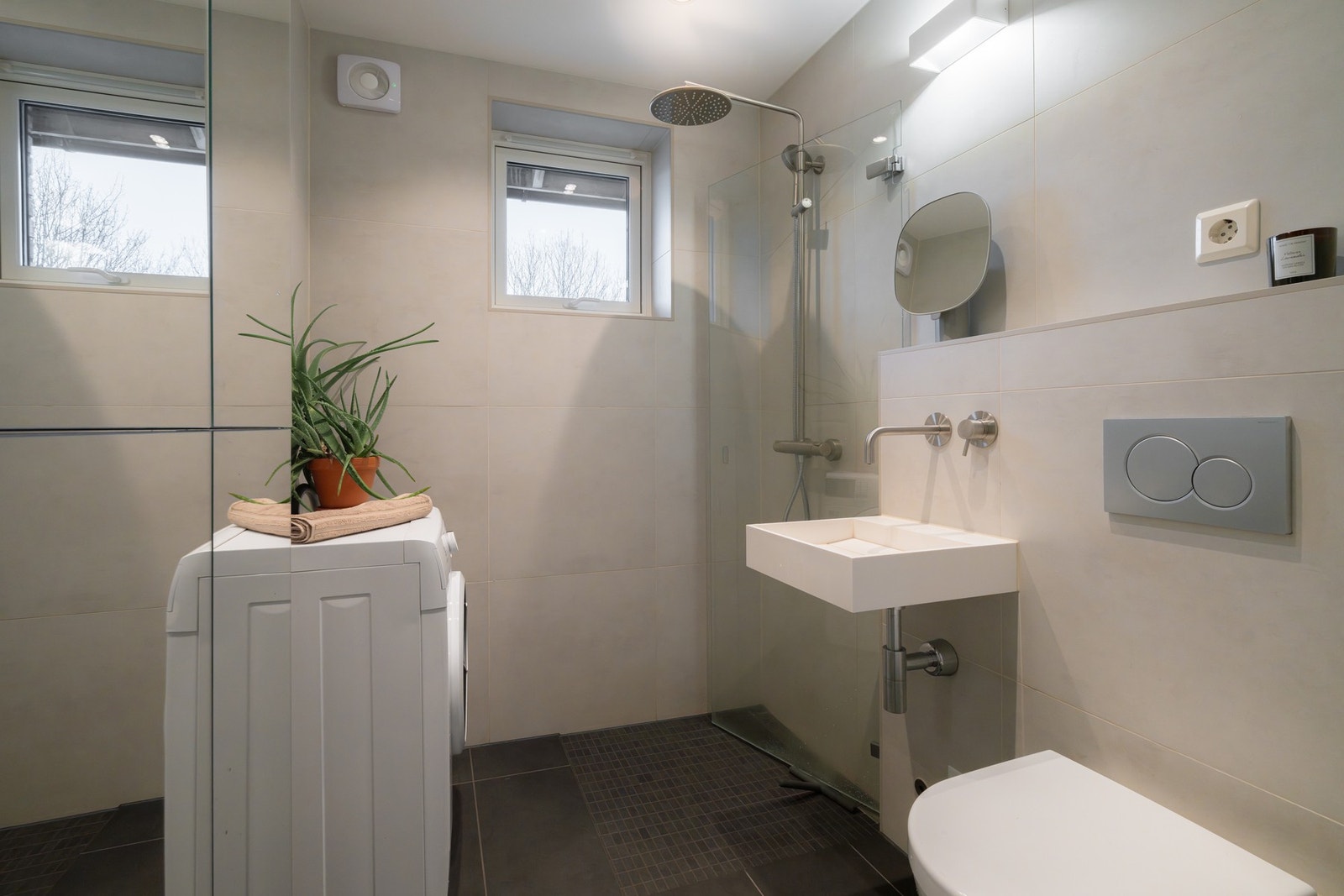 Delikat flislagt baderom fra 2021 med varme i gulv og downlights i himling. Det er opplegg for vaskemaskin. Galleribilde