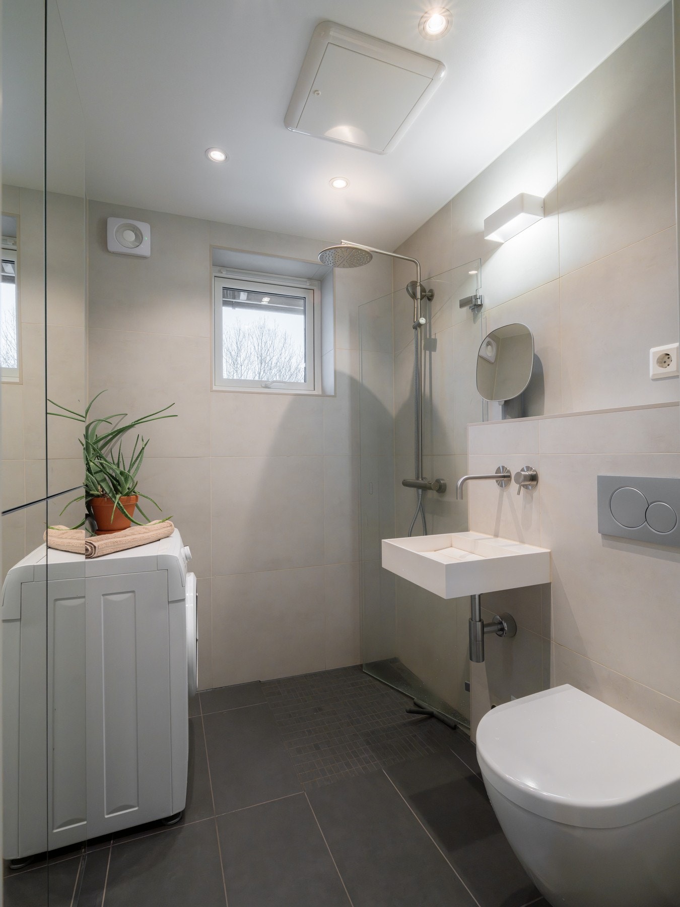 Innredningen består av servant, speil, stikkontakt, vegghengt toalett og dusjhjørne. Galleribilde