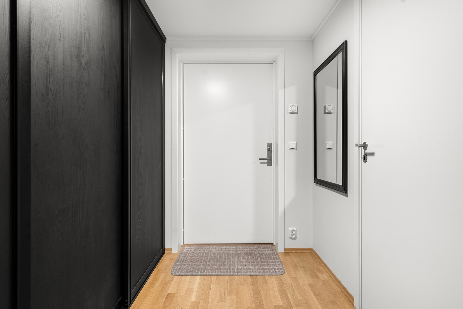 Velkommen inn - Lys entré med romslig skyvedørsgarderobe Galleribilde
