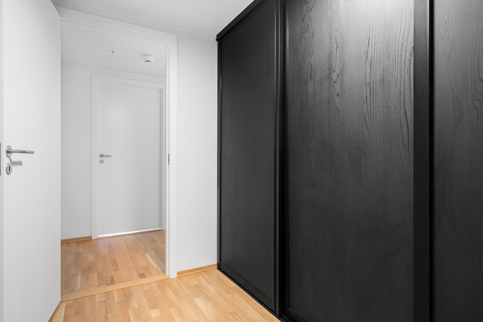 Når du kommer inn døren, møtes du av et lyst og åpent rom som setter tonen for resten av boligen Galleribilde