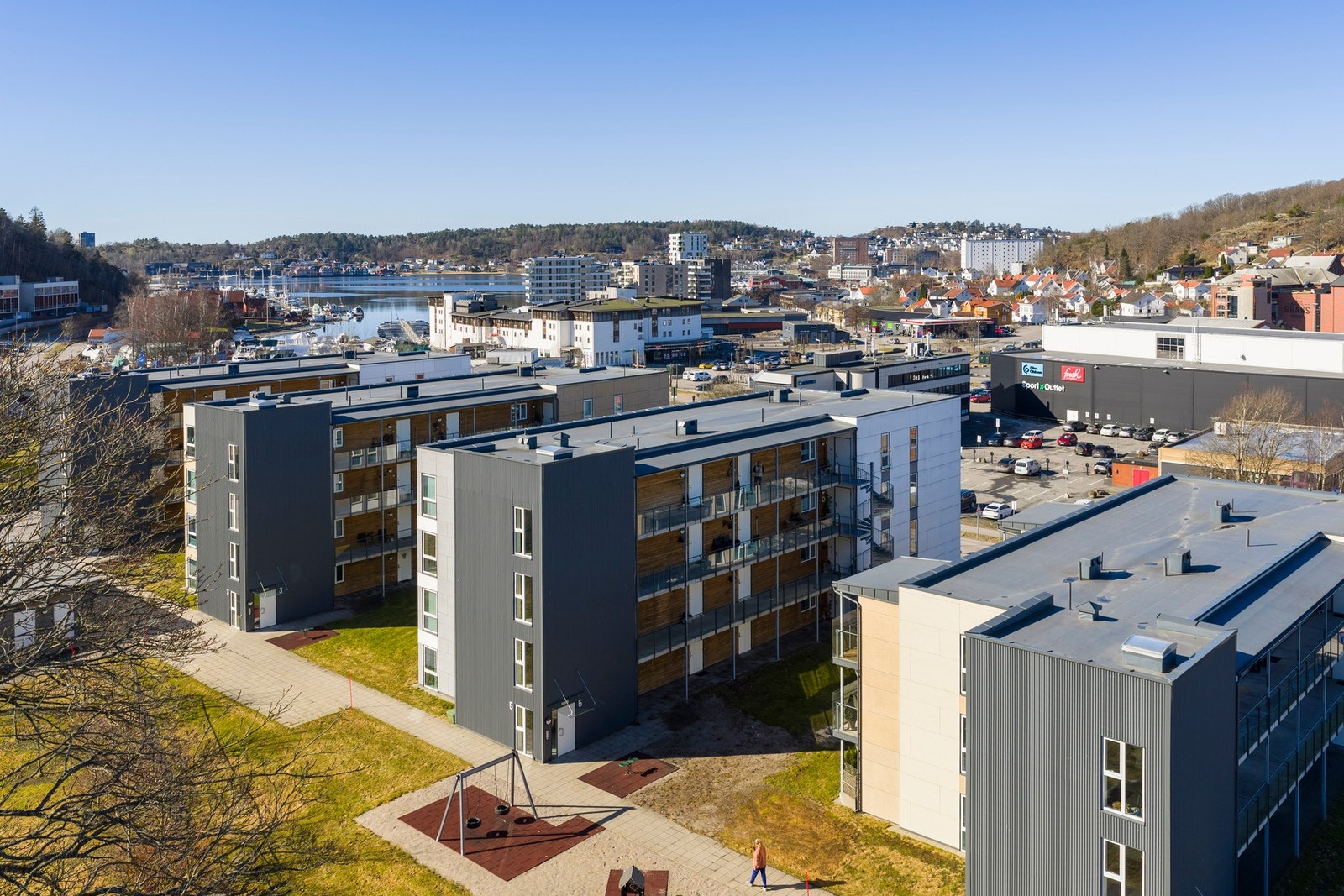 Borettslaget har uteområder på baksiden av byggene, ideelle for lek, samvær og sosialt liv blant beboerne Galleribilde