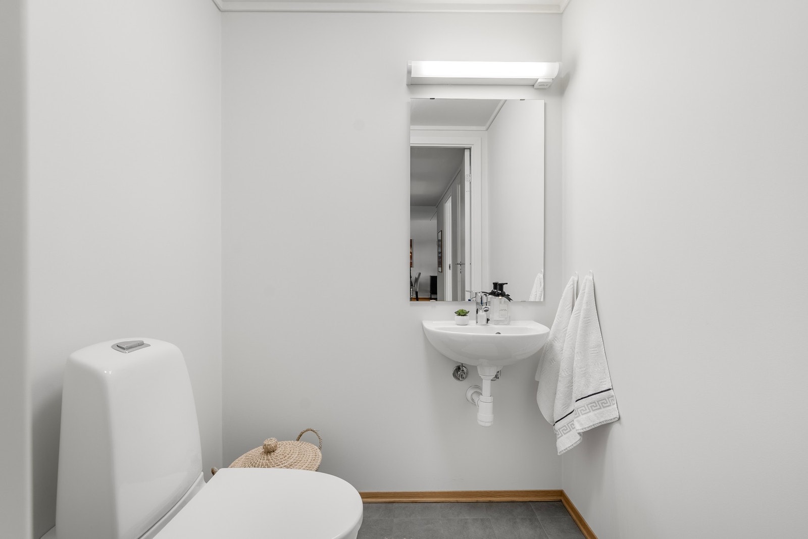 I tillegg til badet byr leiligheten på et separat toalett, som gir ekstra komfort og praktisk bruk i hverdagen Galleribilde