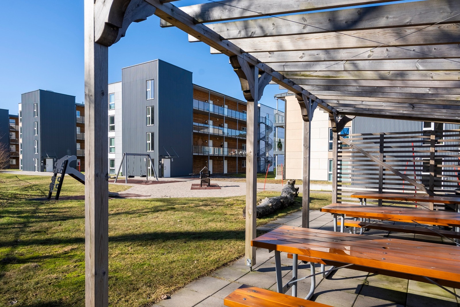 Fellesområdene har pergola og benker - perfekt for å nyte roen og sosialt samvær med naboene Galleribilde