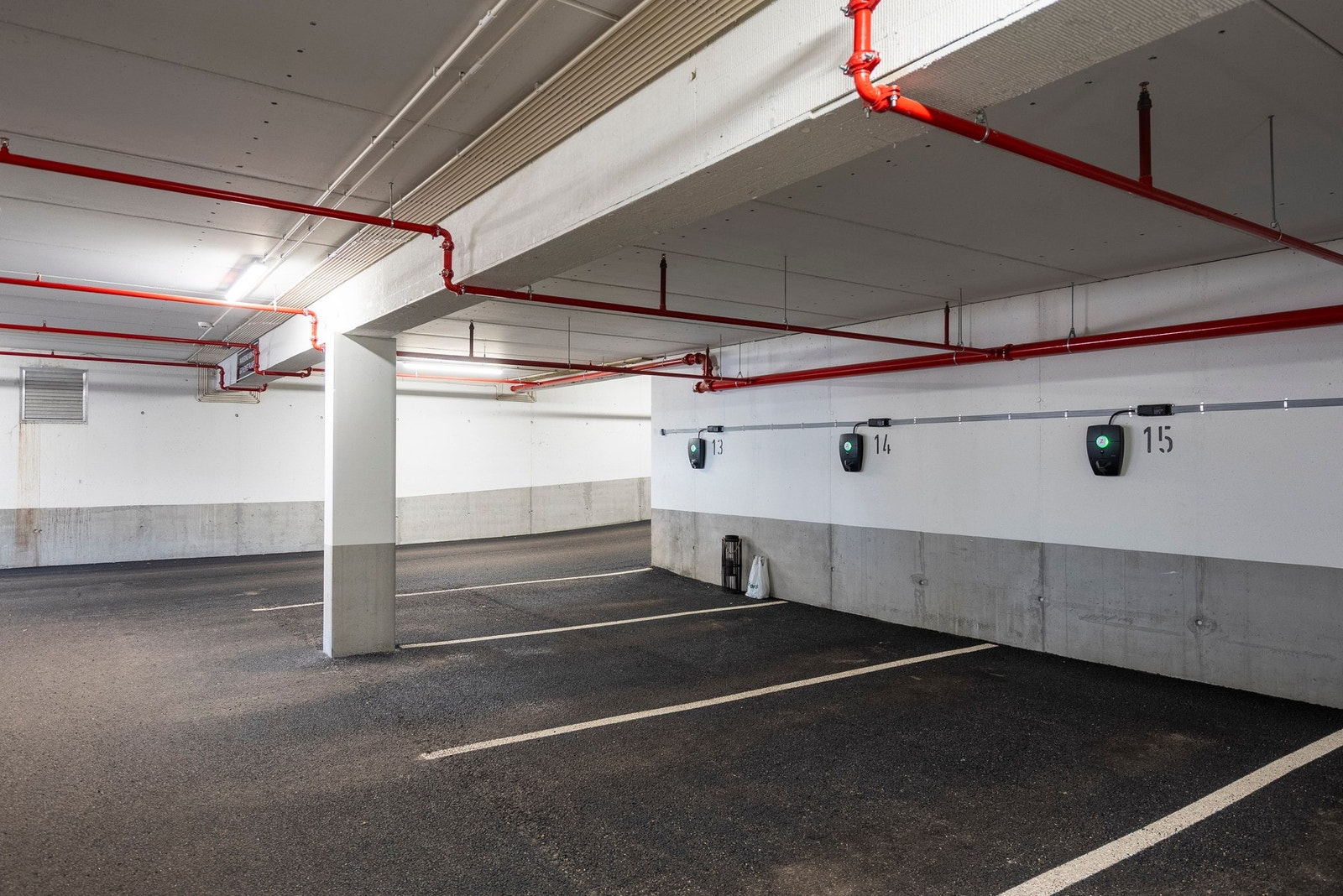 Egen parkeringsplass med el-billader på plass Galleribilde