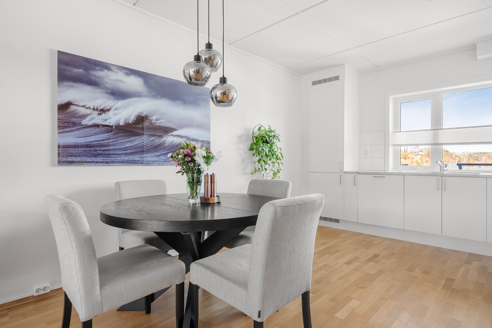 Ved kjøkkenet er det god plass til spisegruppe - perfekt for både hverdagsmåltider og hyggelige sammenkomster Galleribilde