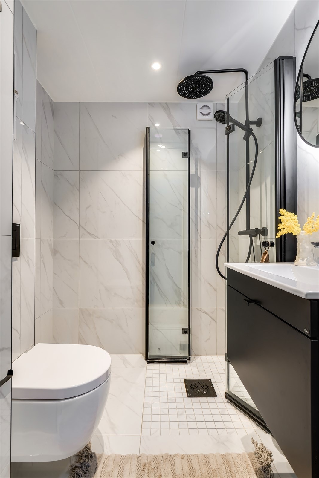 Badet er nytt i 2025 med moderne og tidsriktige fliser, samt gjennomtenkt farge- og materialvalg. Galleribilde