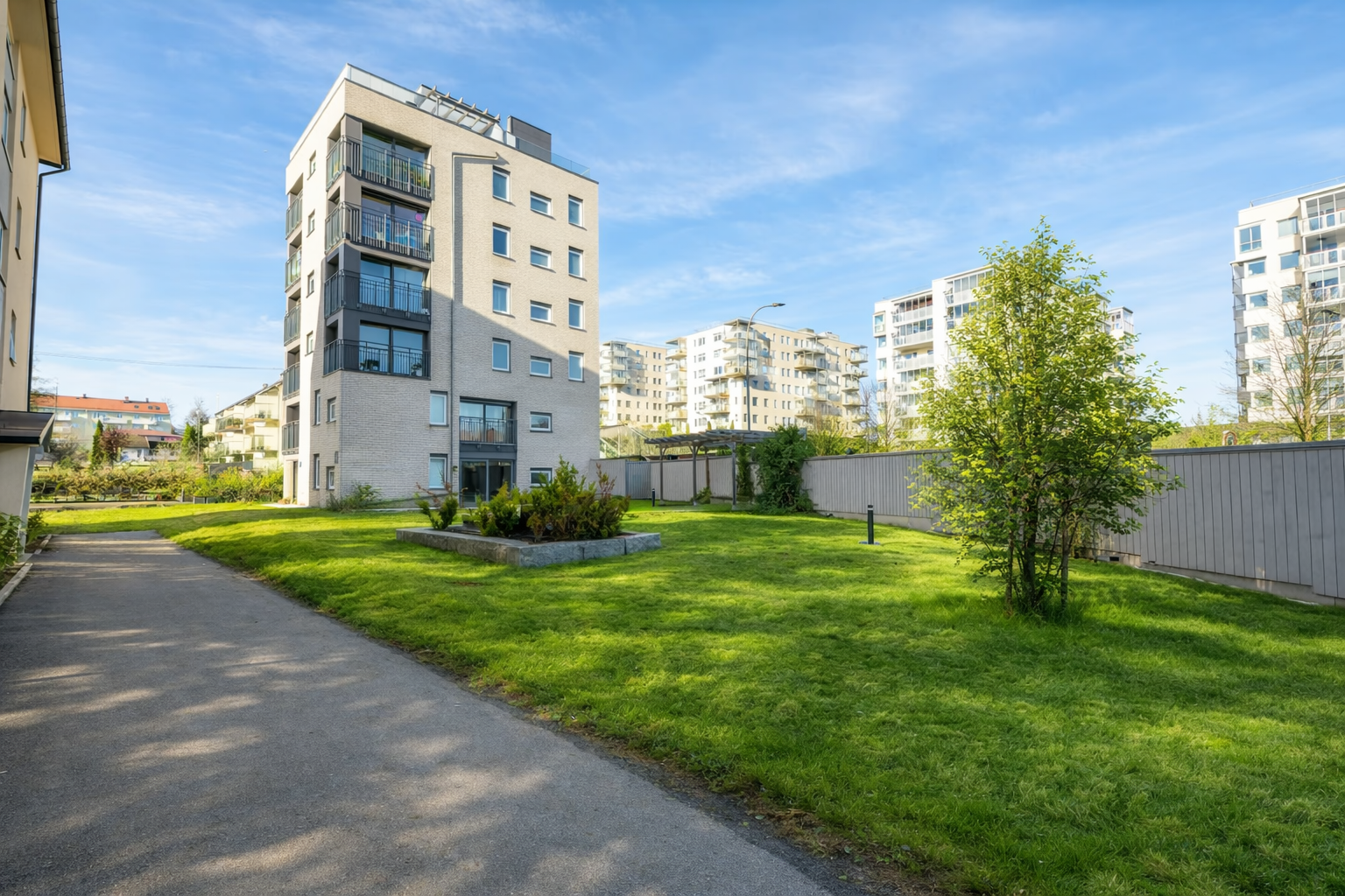 Inngangspartiet er frodig og grønt på sommerhalvåret. Galleribilde