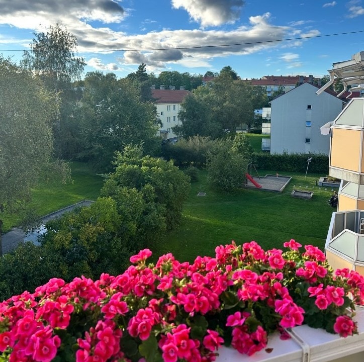 Solrik ende- og toppleilighet på Hasle. Selgers egne bilder fra sommeren. Galleribilde