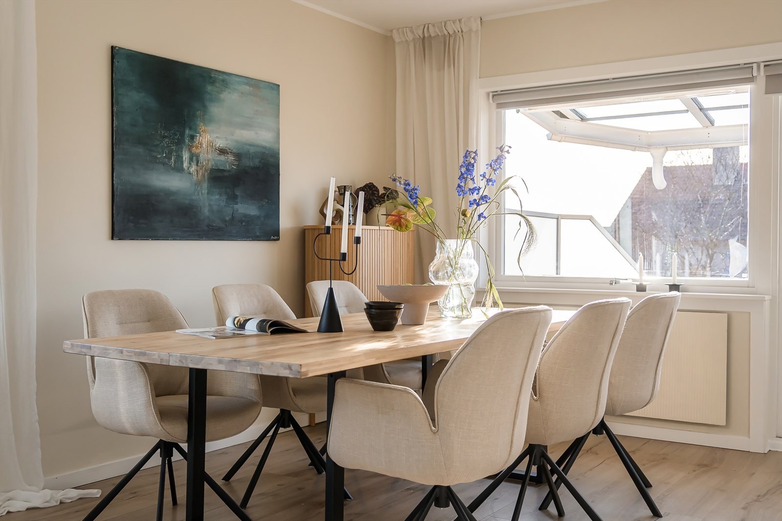 Det er god plass til å samle venner og familie til en hyggelig middag rundt spisebordet. Galleribilde