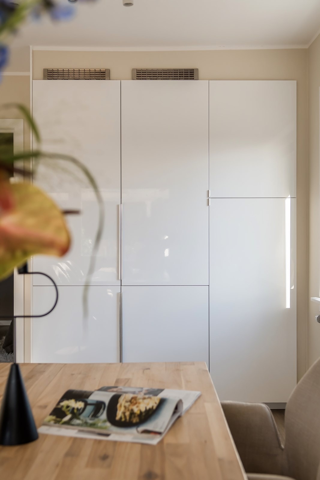 Plassen er godt utnyttet med både kjøleskap og fryseskap. Galleribilde