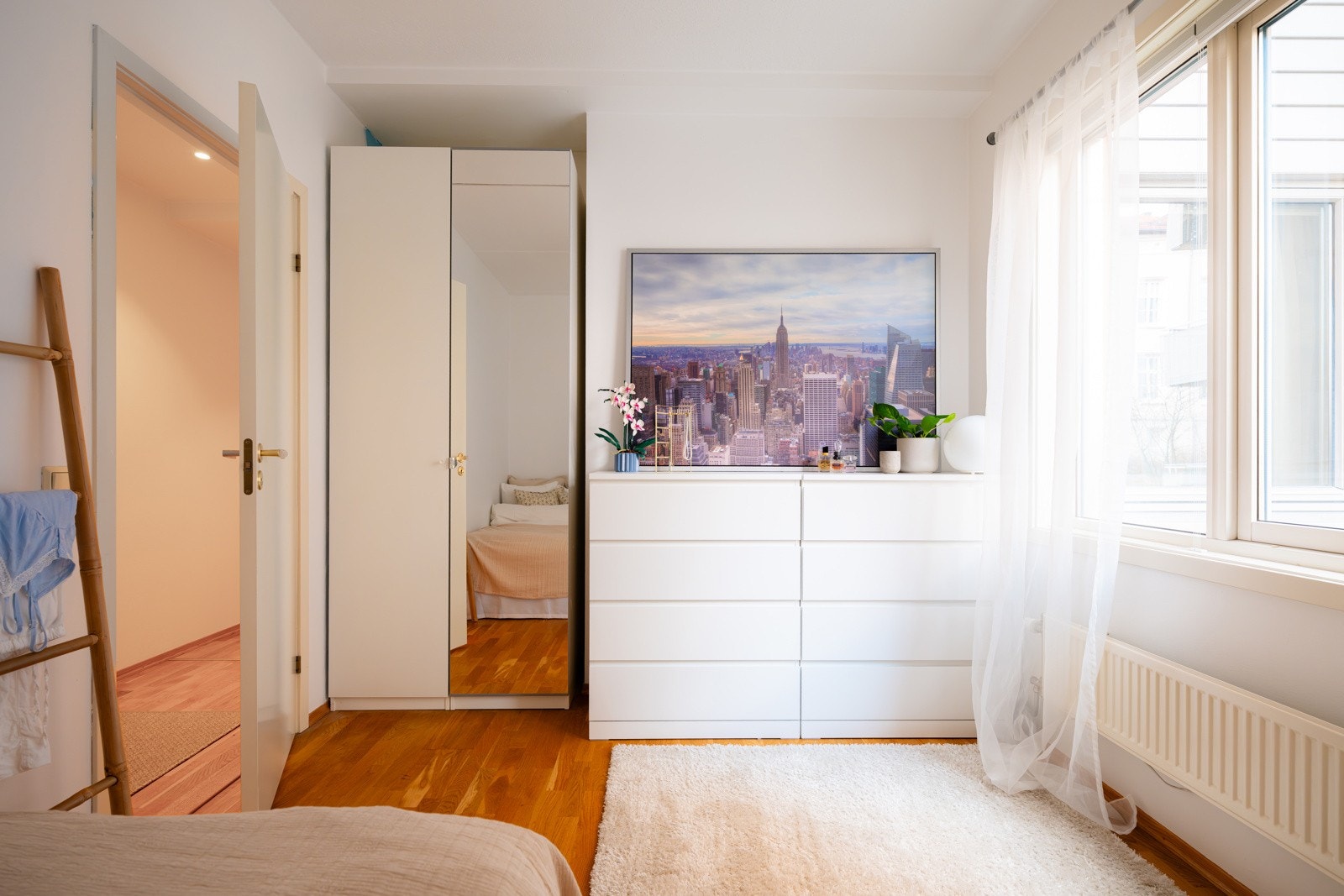 Samtlige rom er utstyrt med garderobeskap som medfølger handelen. Galleribilde