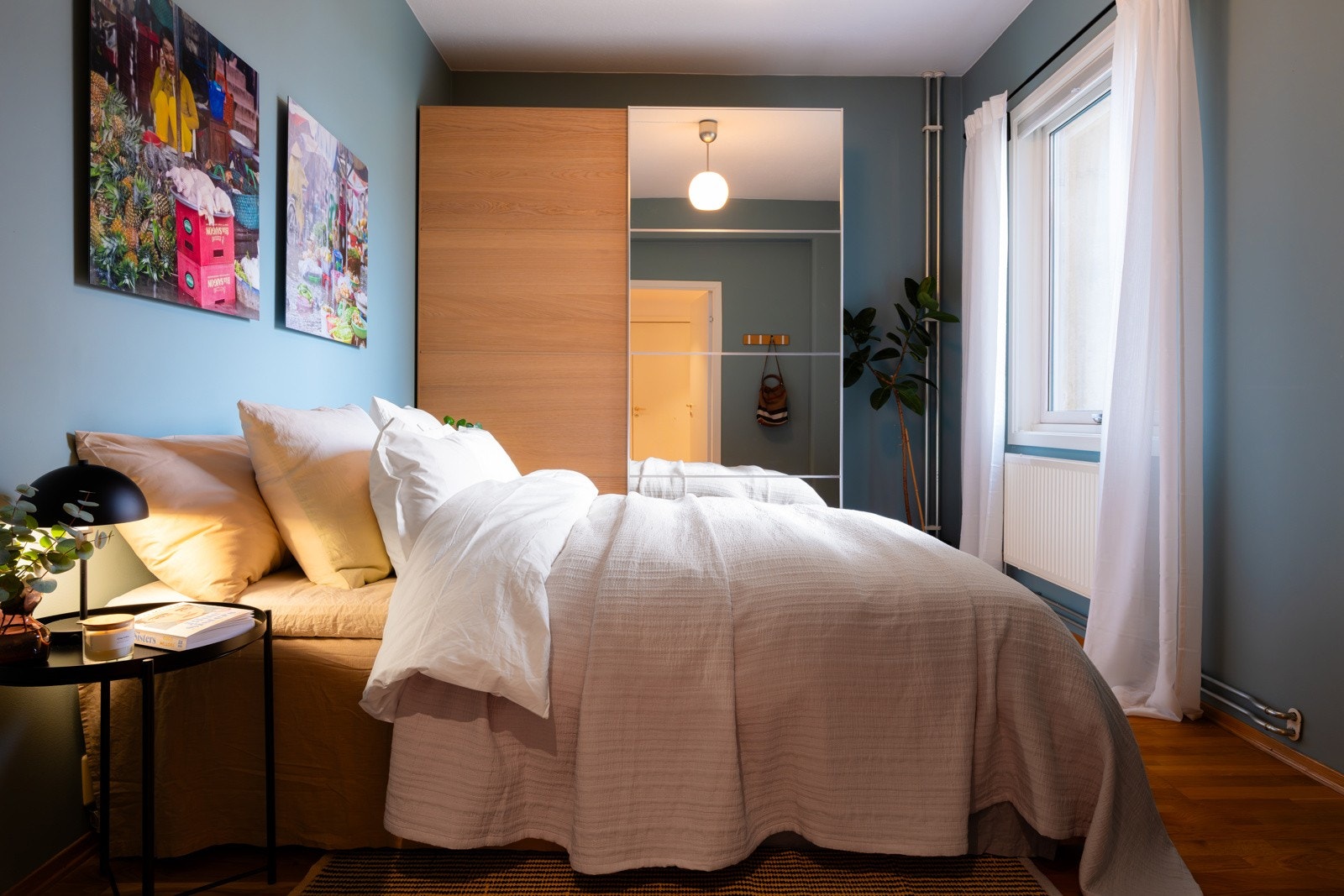 Leiligheten har tre gode og romslige soverom, alle vendt mot den rolige og grønne hagen. Galleribilde