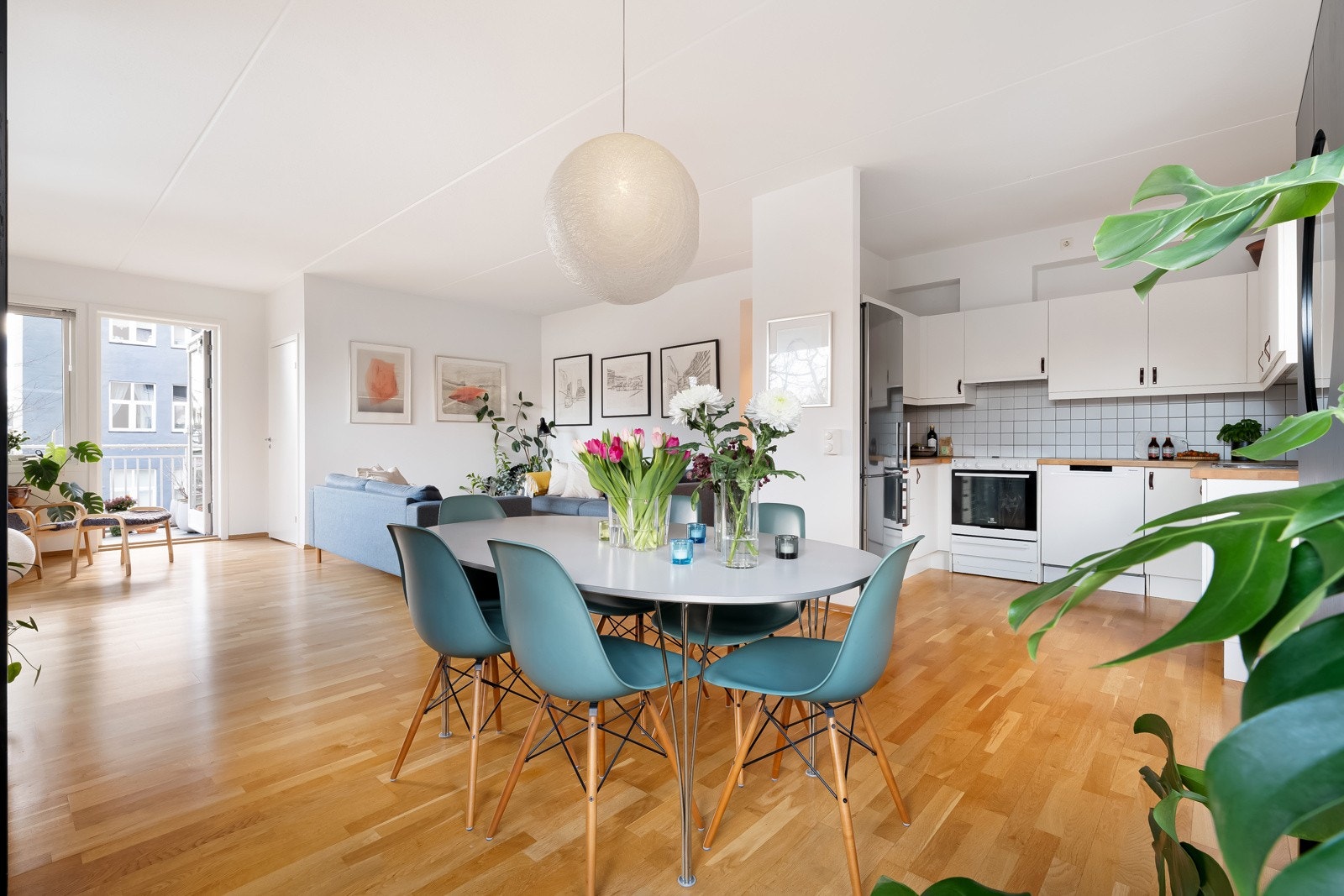 Det er god plass til en romslig sofagruppe og tilhørende TV-seksjon. Galleribilde