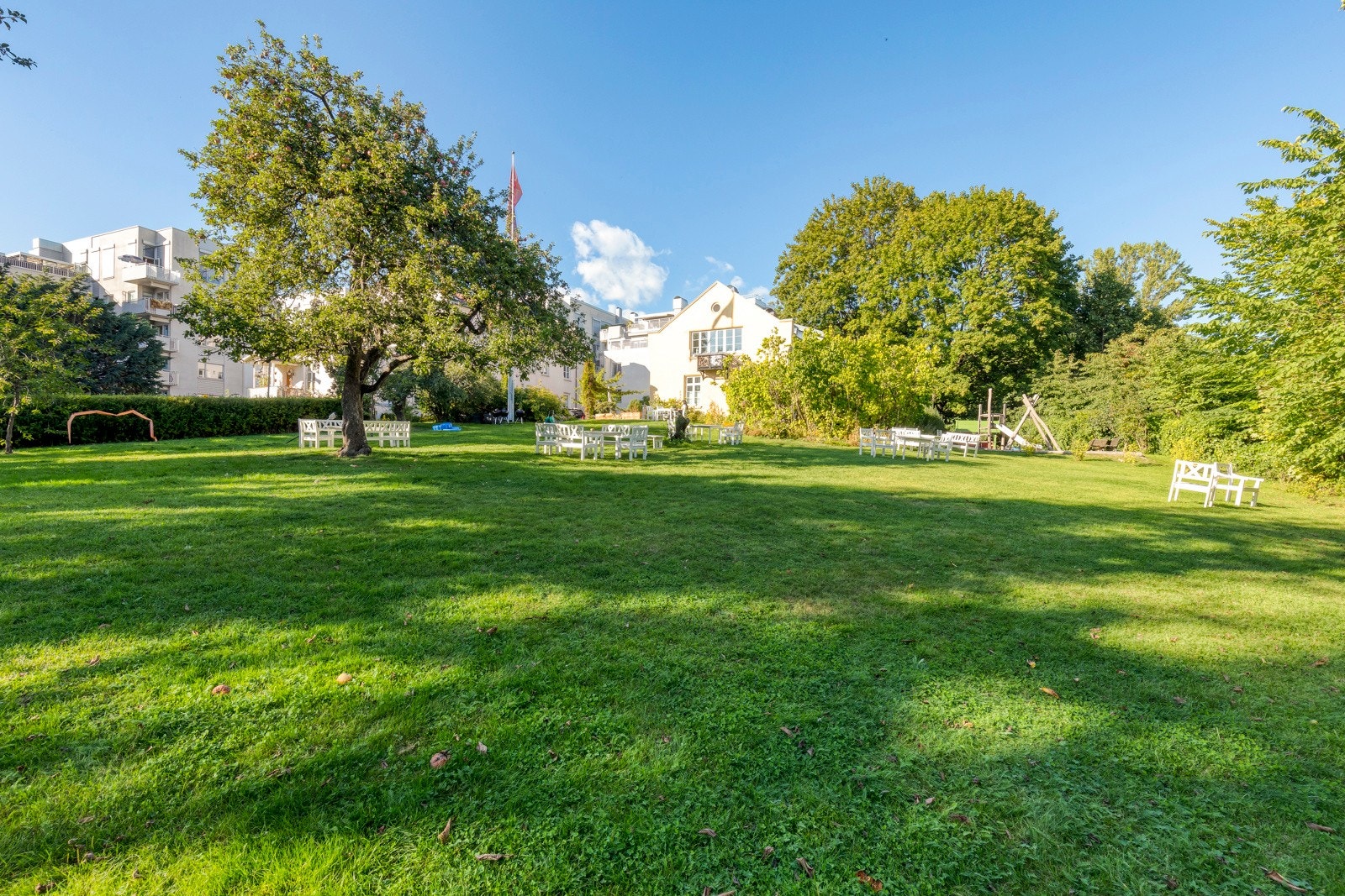 Leiligheten vender mot en idyllisk, lukket og privat hage - kjent som Edens Hage. Galleribilde