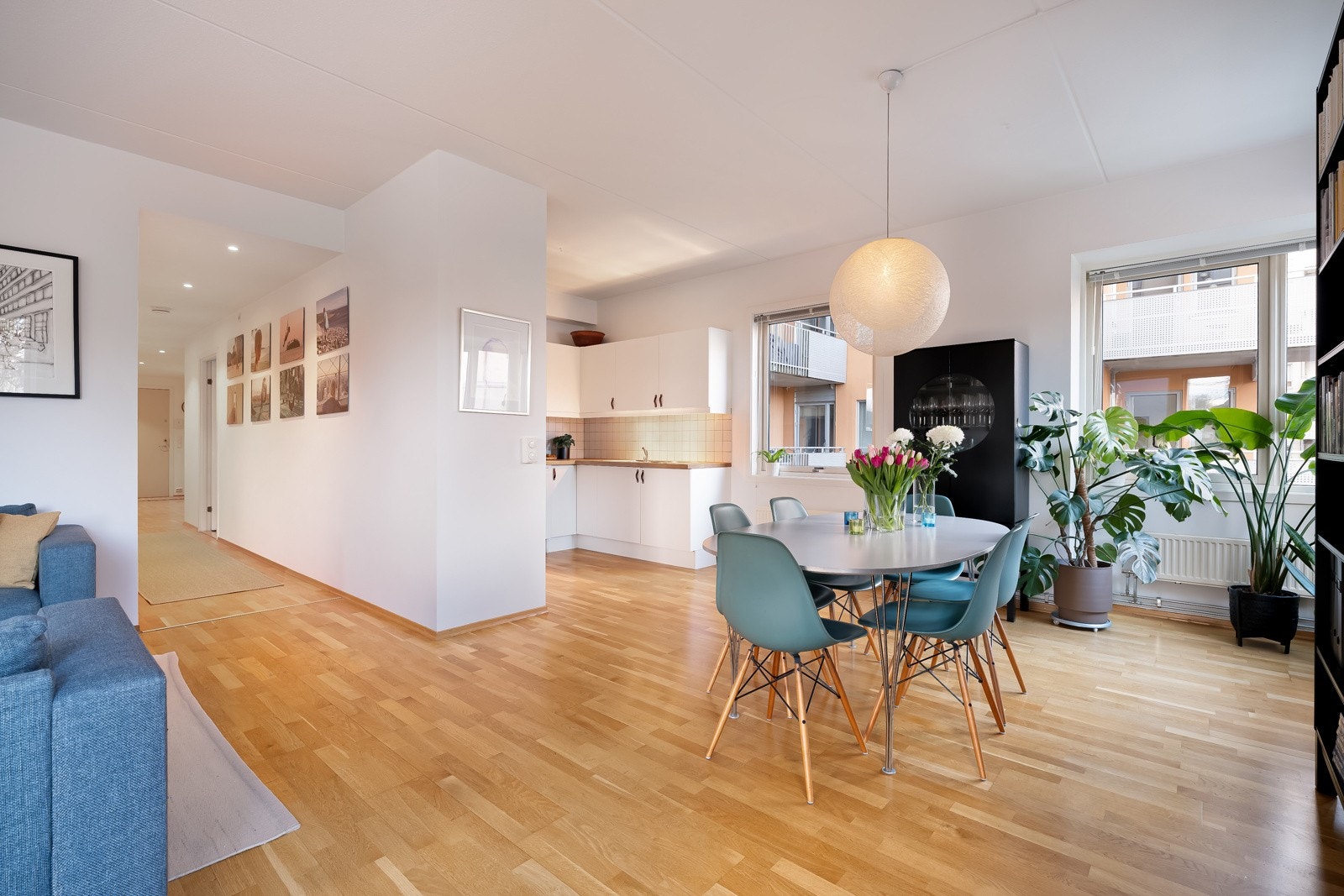 Det er samtidig god plass til et stort spisebord, perfekt for hyggelige måltider med familie og venner. Galleribilde