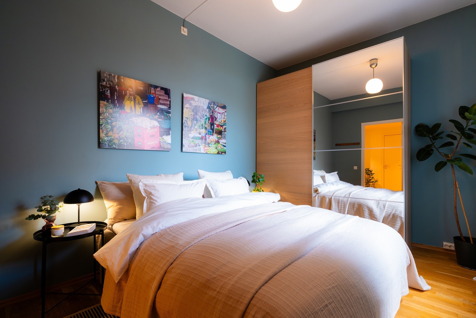 Hovedsoverommet er lyst og innbydende, med god plass til dobbeltseng og nattbord. Galleribilde