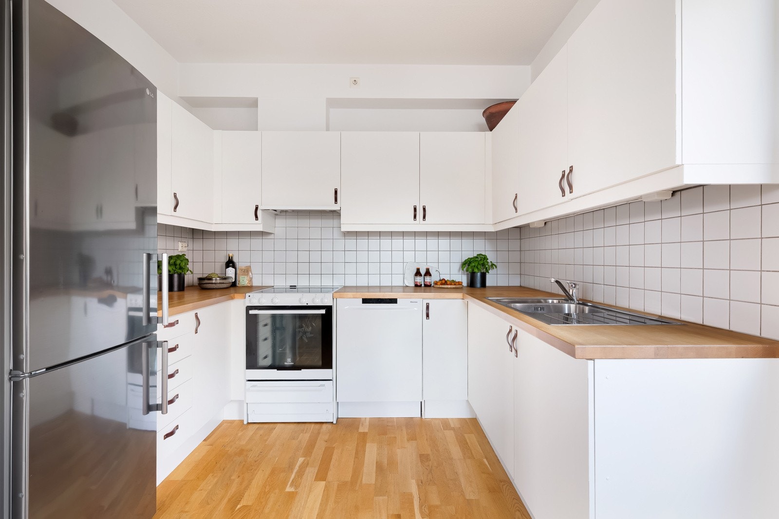 Leiligheten har et pent kjøkken med god benke- og skapplass. Galleribilde