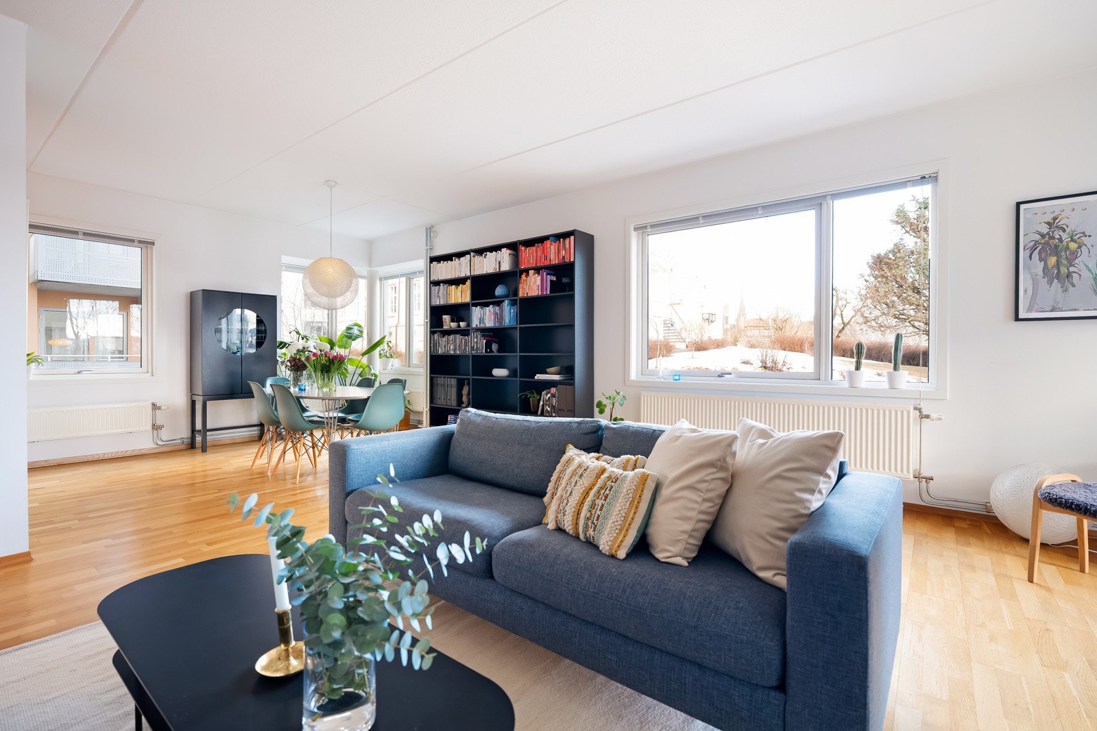 Her kan du enkelt etablere ulike soner. Luksus å ha plass til både en stor sofagruppe og langbord til de større middagsselskapene. Galleribilde