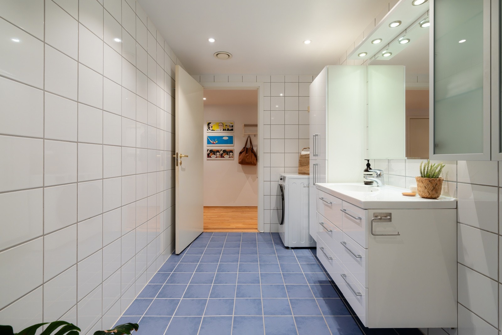 Videre har badet badekar, gulvstående toalett fra 2025 og opplegg for vaskemaskin og tørketrommel. Galleribilde