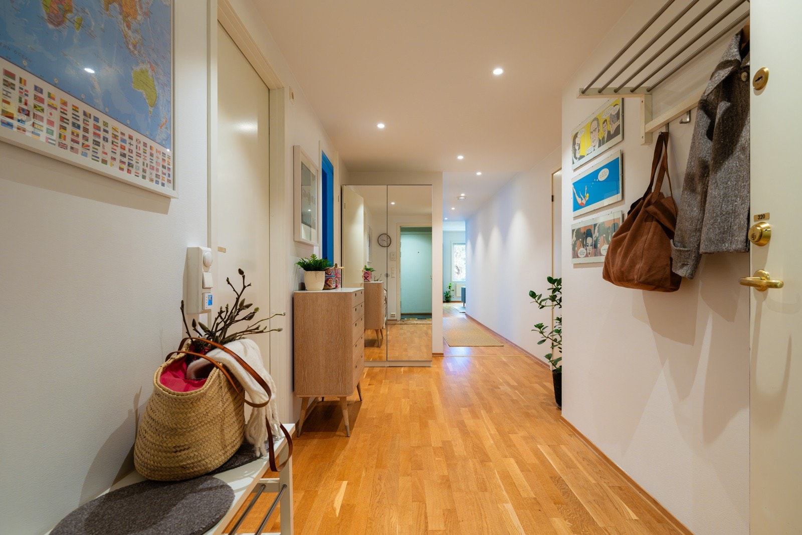 Her er det plass til å henge fra seg yttertøy og sette fra seg sko i garderobeskap. Galleribilde