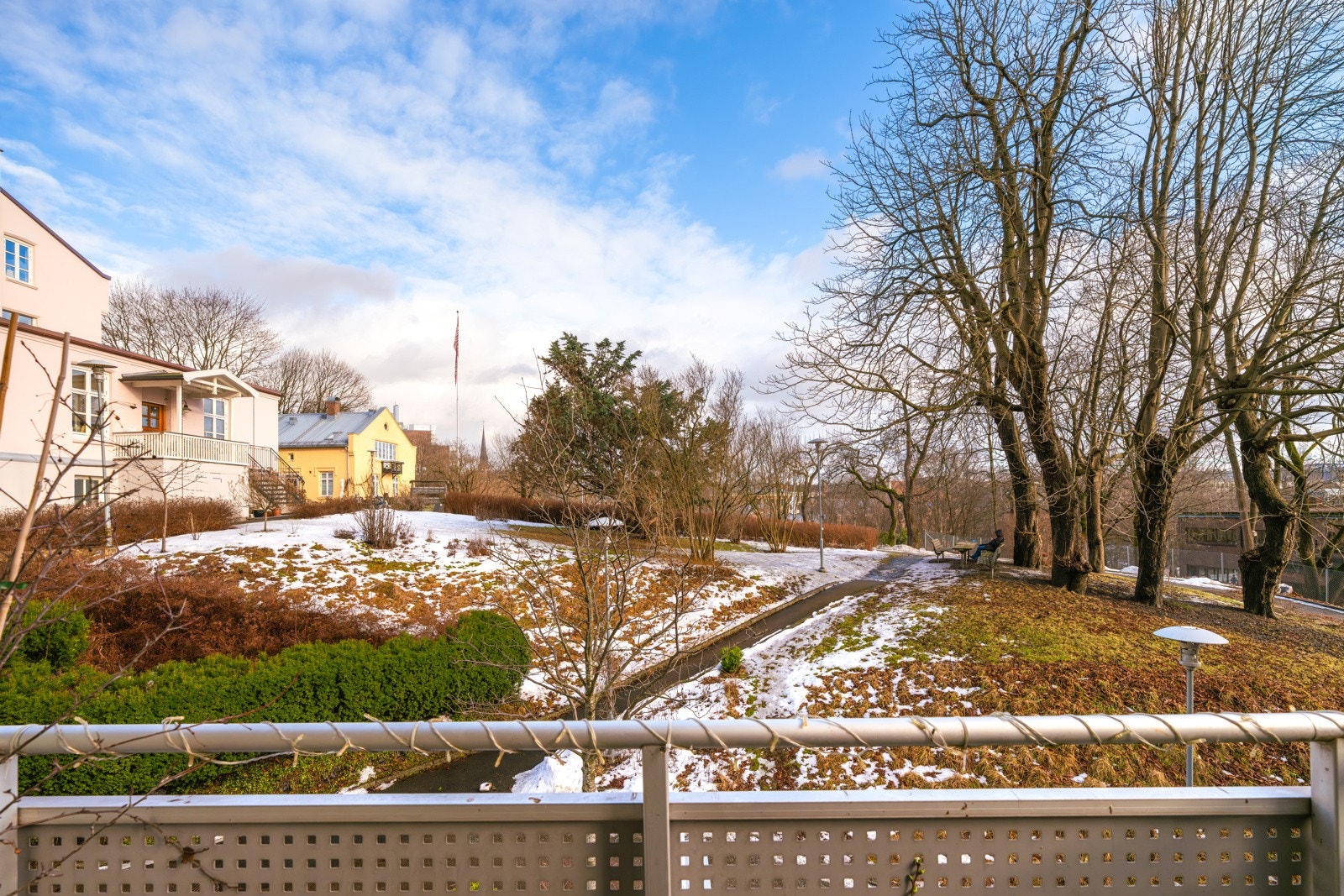 Balkongen vender også mot den idylliske, grønne hagen kalt "Edens hage". Galleribilde