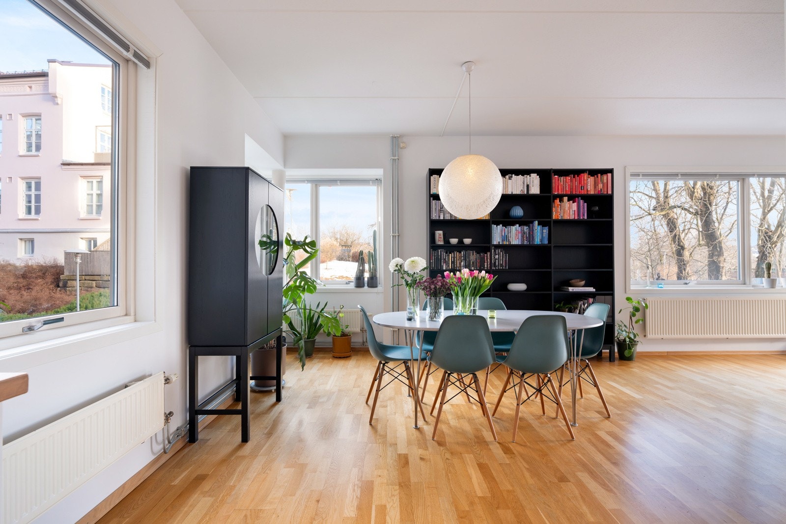 Varmtvann og fyring er inkludert i felleskostnadene, som gir gode forutsetninger for lavt strømforbruk. Galleribilde