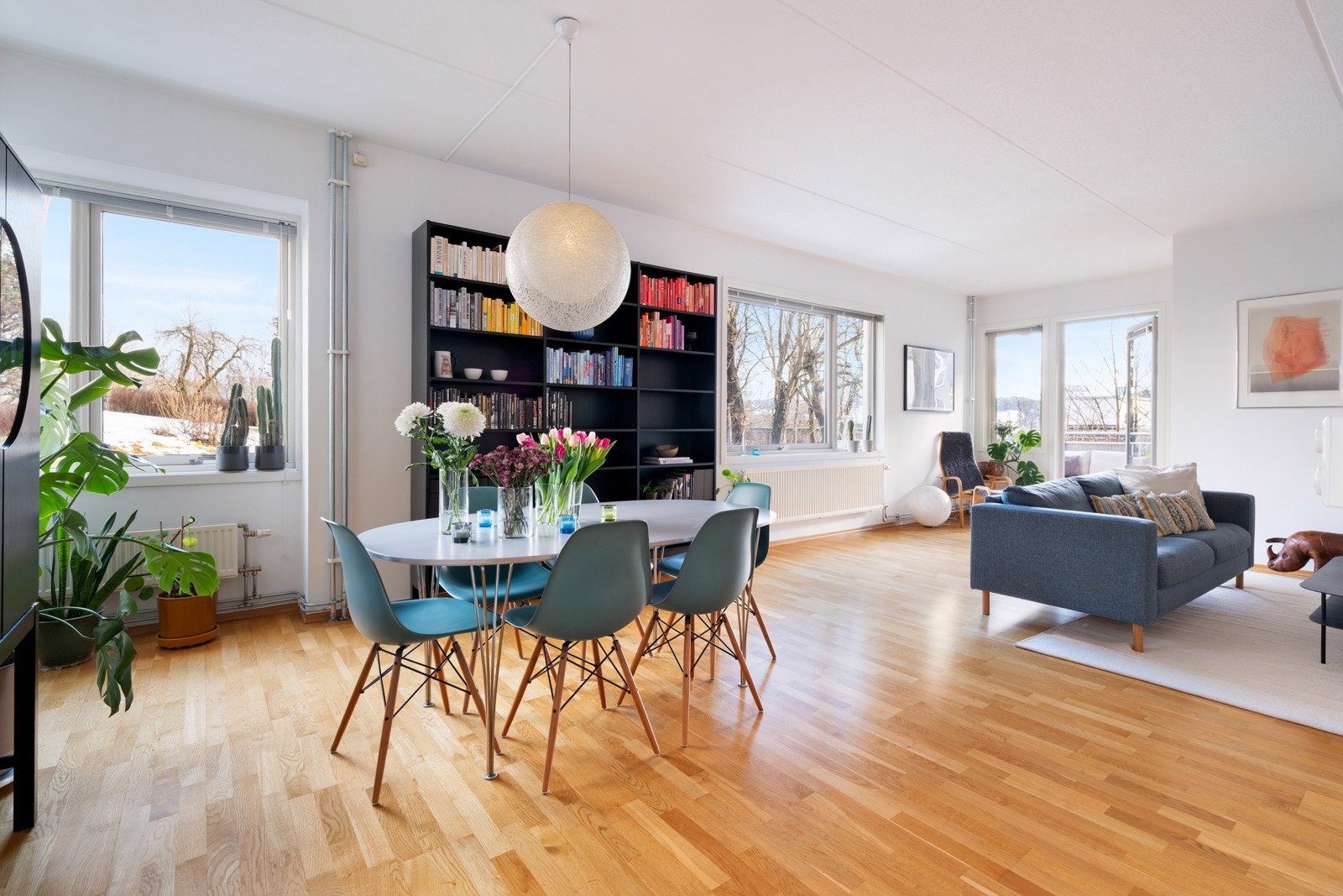 Her kommer du til en lys og luftig 4-roms endeleilighet med attraktiv, idyllisk men likevel sentral beliggenhet v/ Schultzehaugen rett ved Alexander Kiellands plass. Se video (klikk nede til venstre på førstesidebilde). Galleribilde