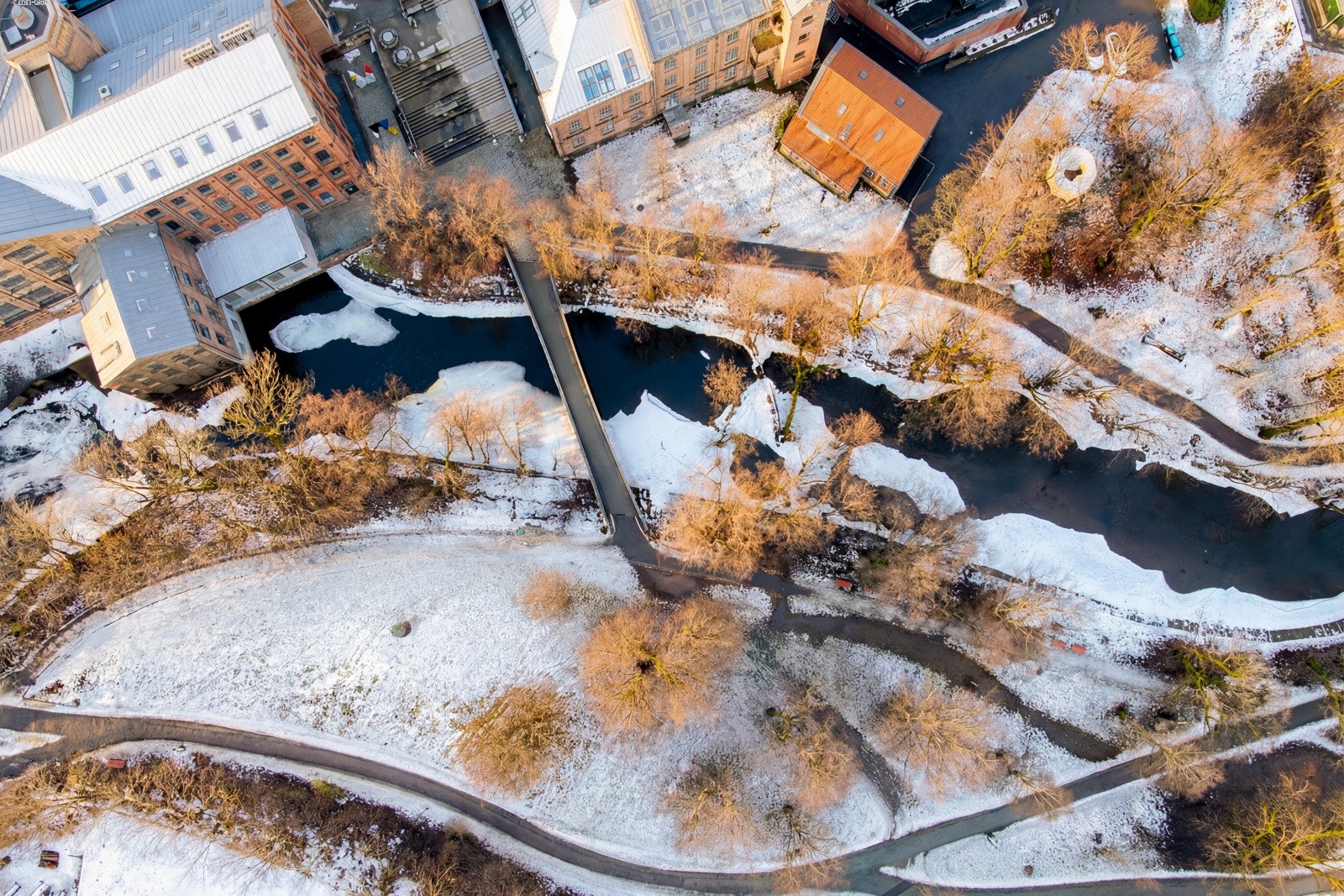 Nærområdet er opparbeidet med gangveier, utearealer og egen bro over Akerselva til Grünerløkka. Galleribilde