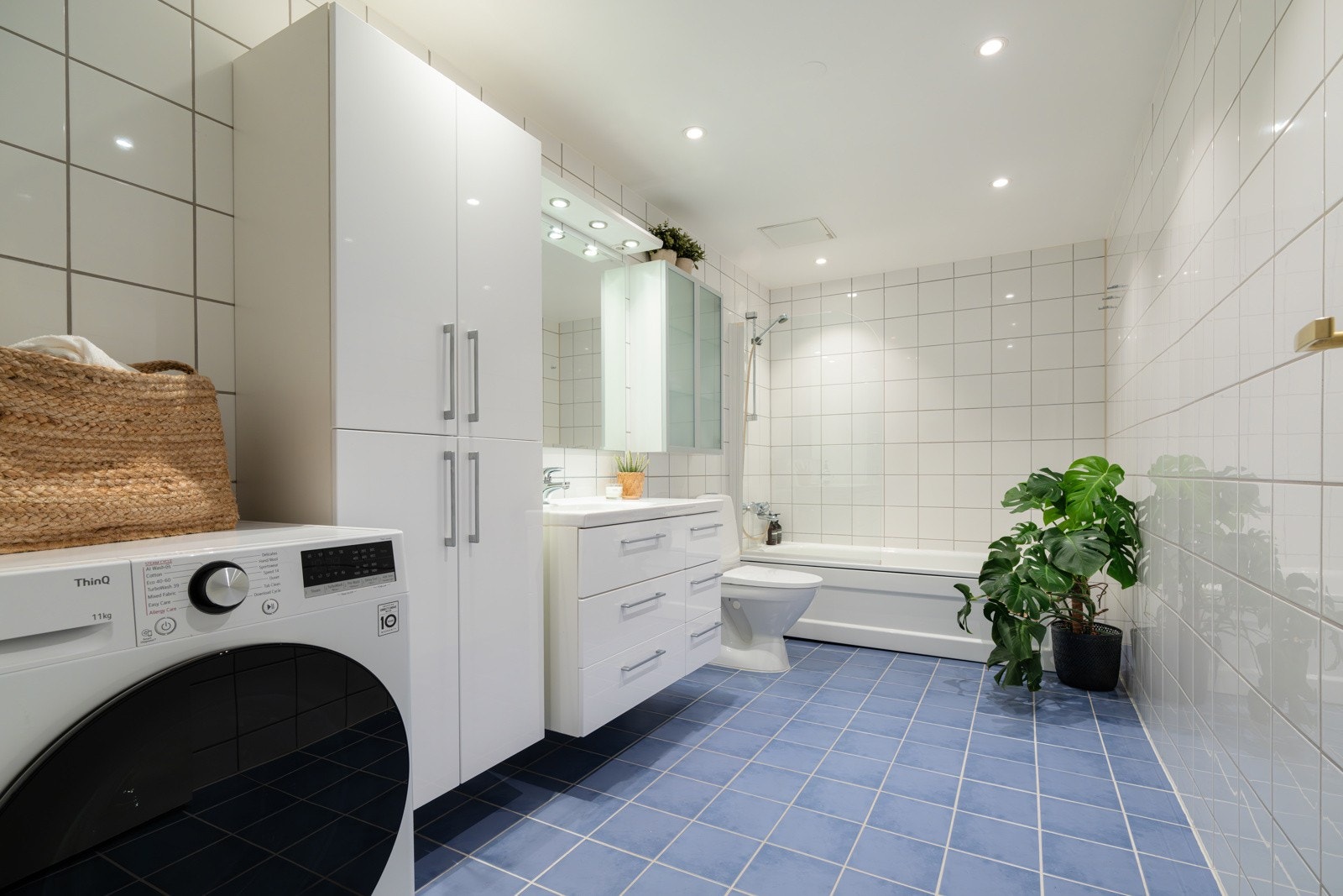 Leiligheten har et romslig og flislagt baderom med gulvvarme. Galleribilde