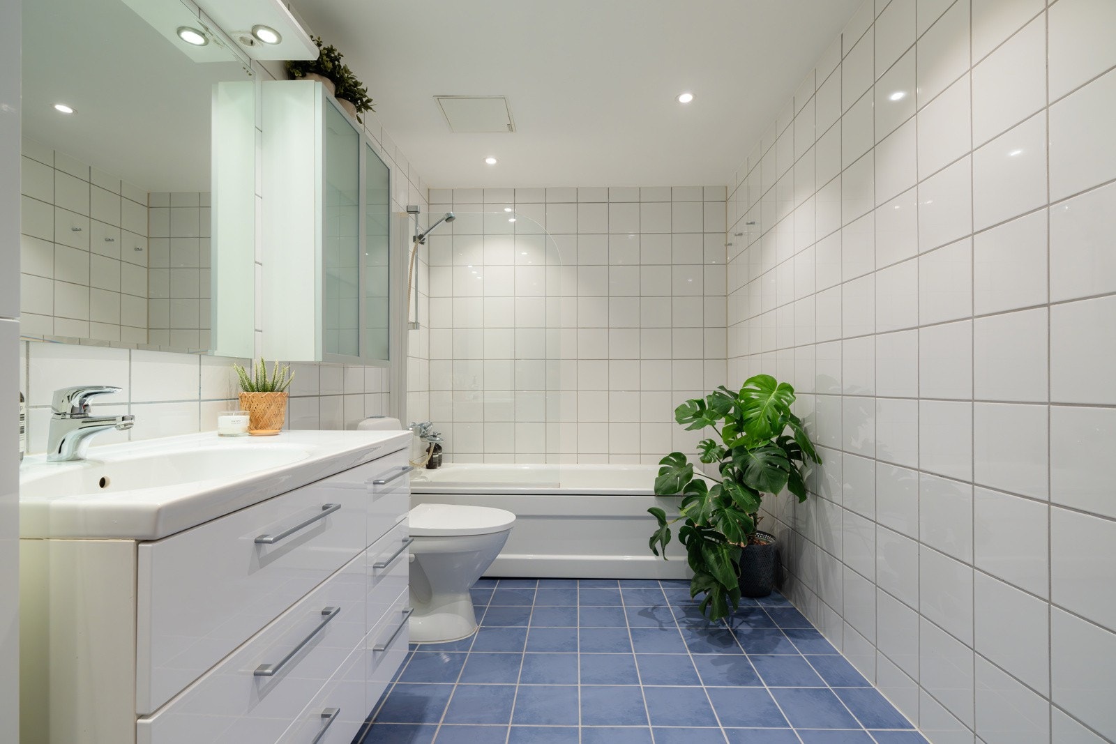 Badet er utstyrt med vegghengt servantinnredning fra 2012 med skuffer og ett-greps armatur. Galleribilde