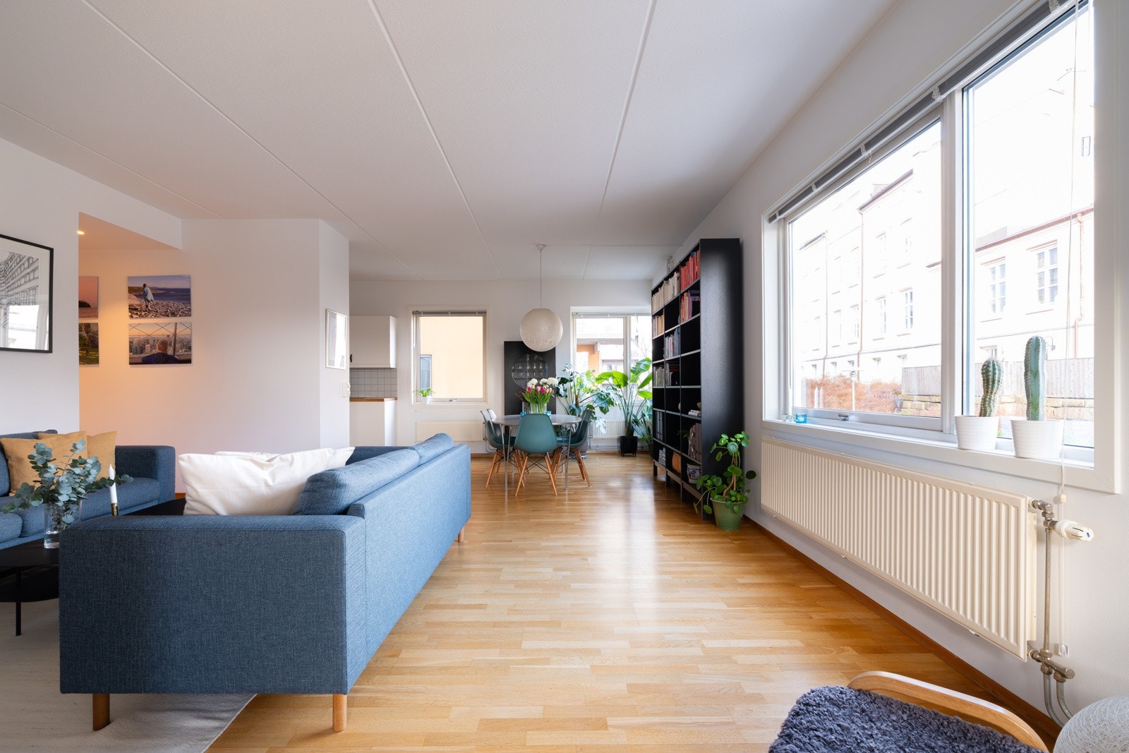 Leiligheten har en innbydende og pen stue med gode møbleringsmuligheter. Galleribilde