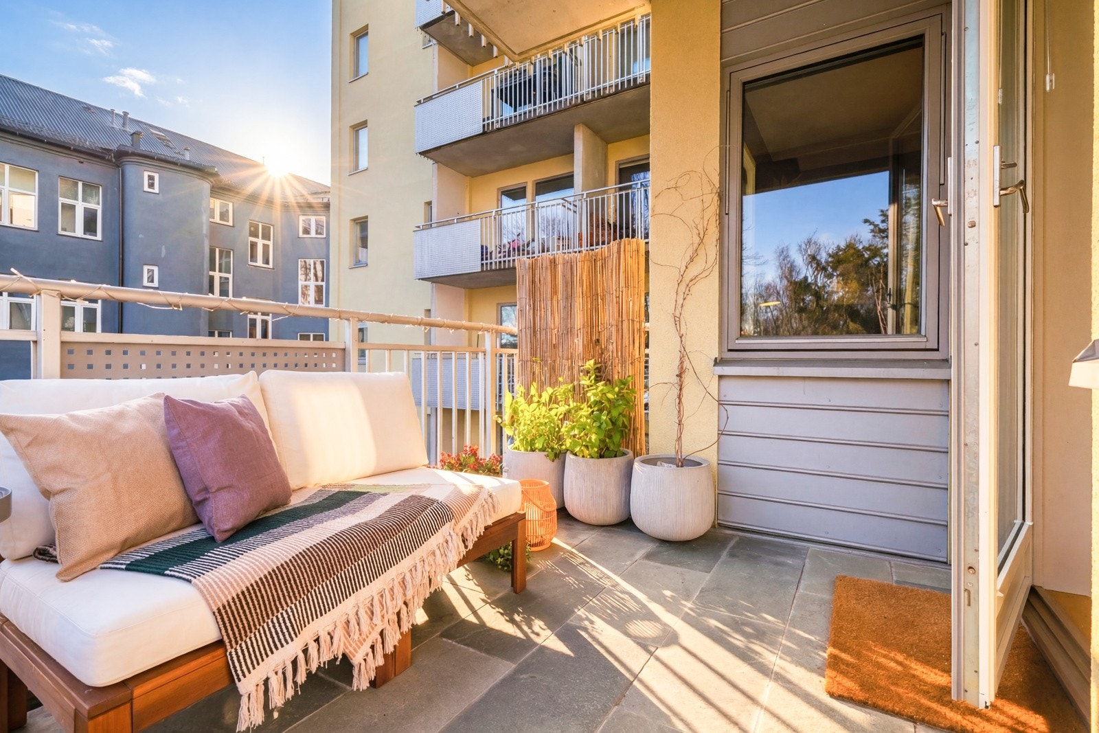 Balkongen vender mot sydvest og byr på gode solforhold store deler av året. Galleribilde