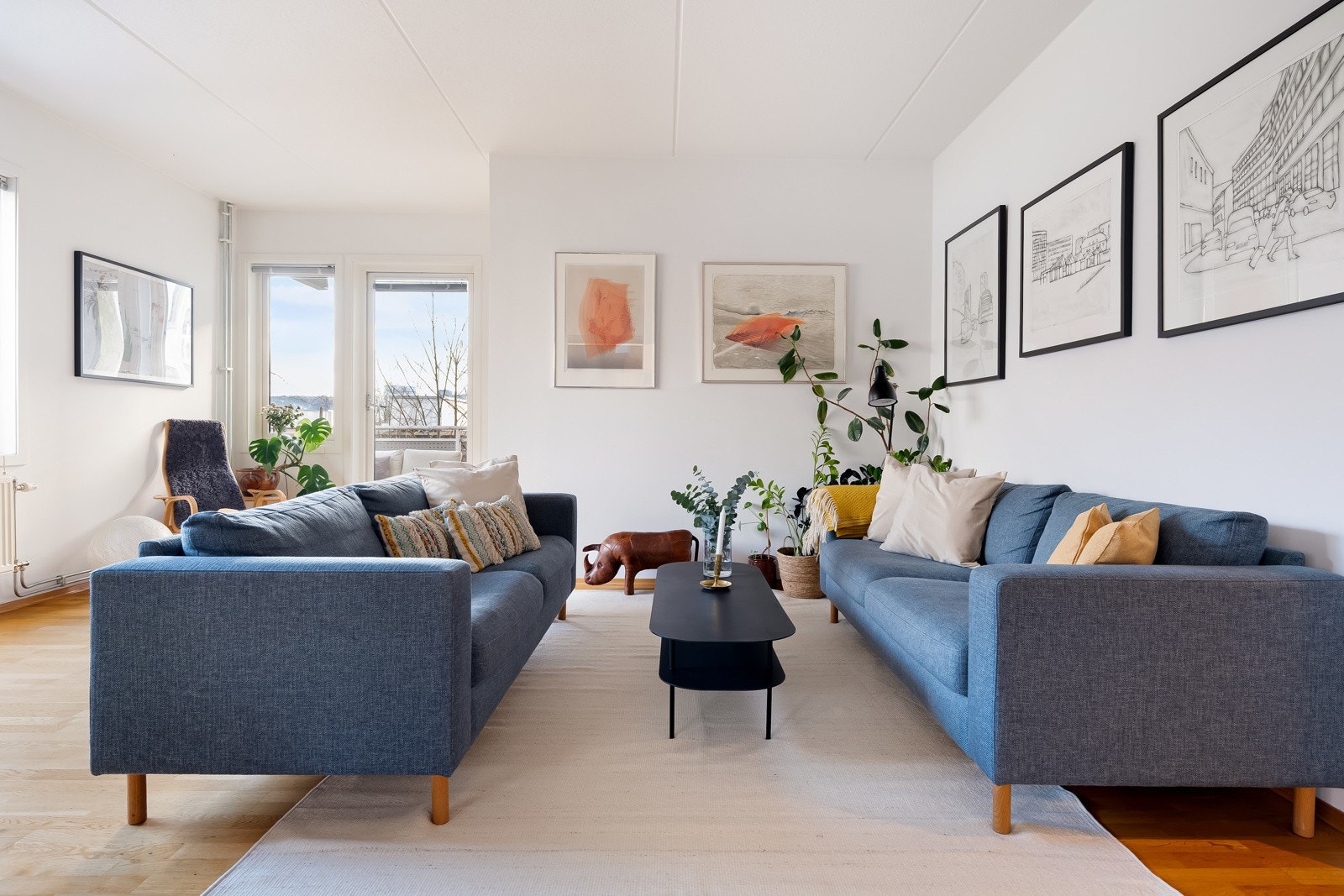 Leiligheten fremstår gjennomført med tidløse overflater, samt pen parkett på gulvene. Galleribilde