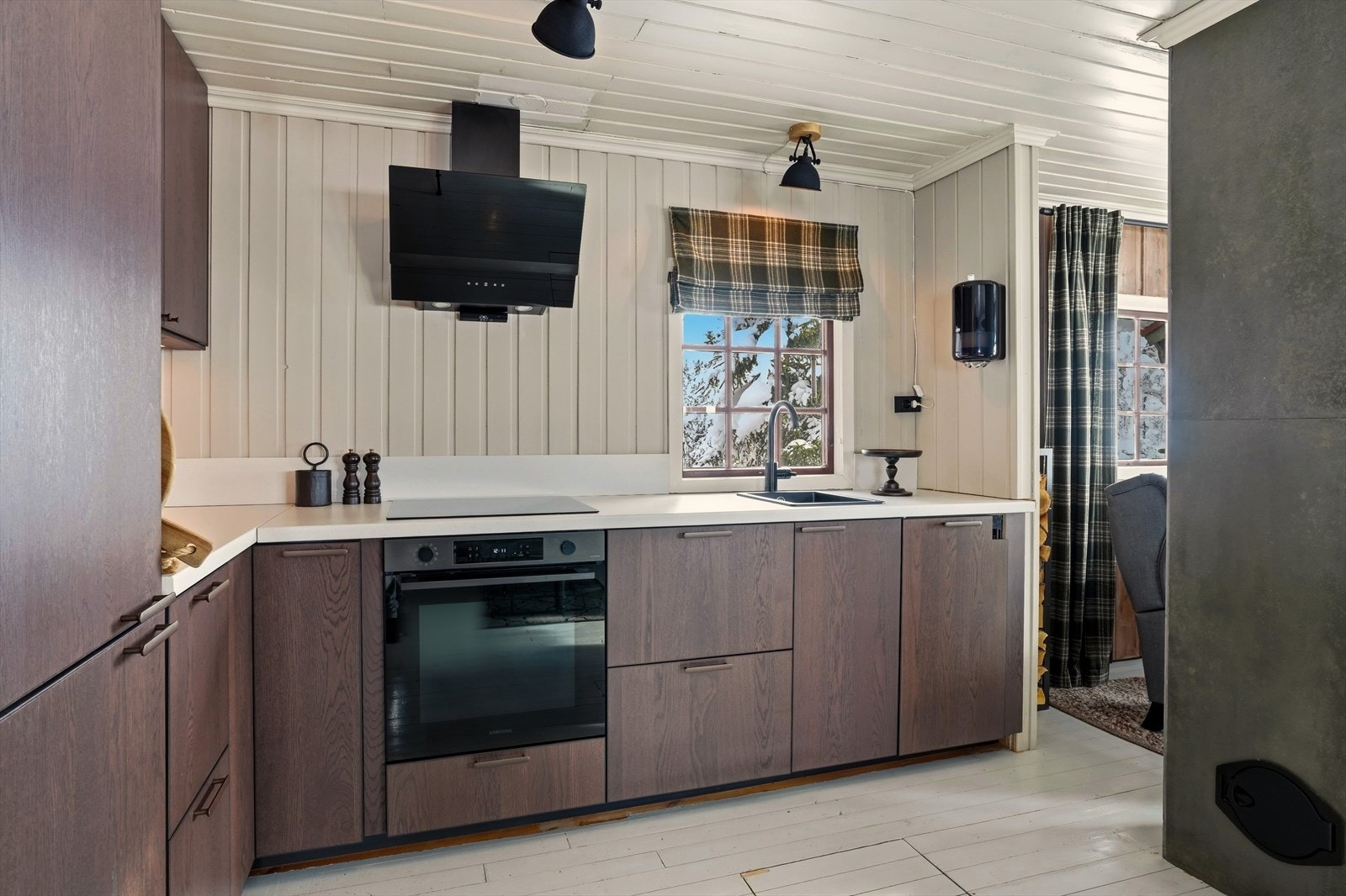 Nytt Ikea kjøkken fra 2025 med slette fronter og laminerte benkeplater. Integrerte hvitevarer. Galleribilde