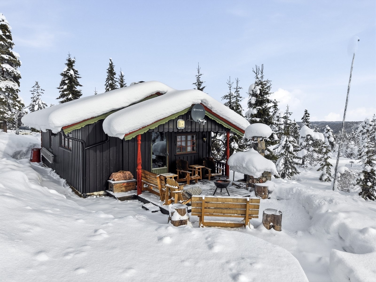 Usjenert og delvis overbygget uteplass med plassbygget utepeis. Galleribilde