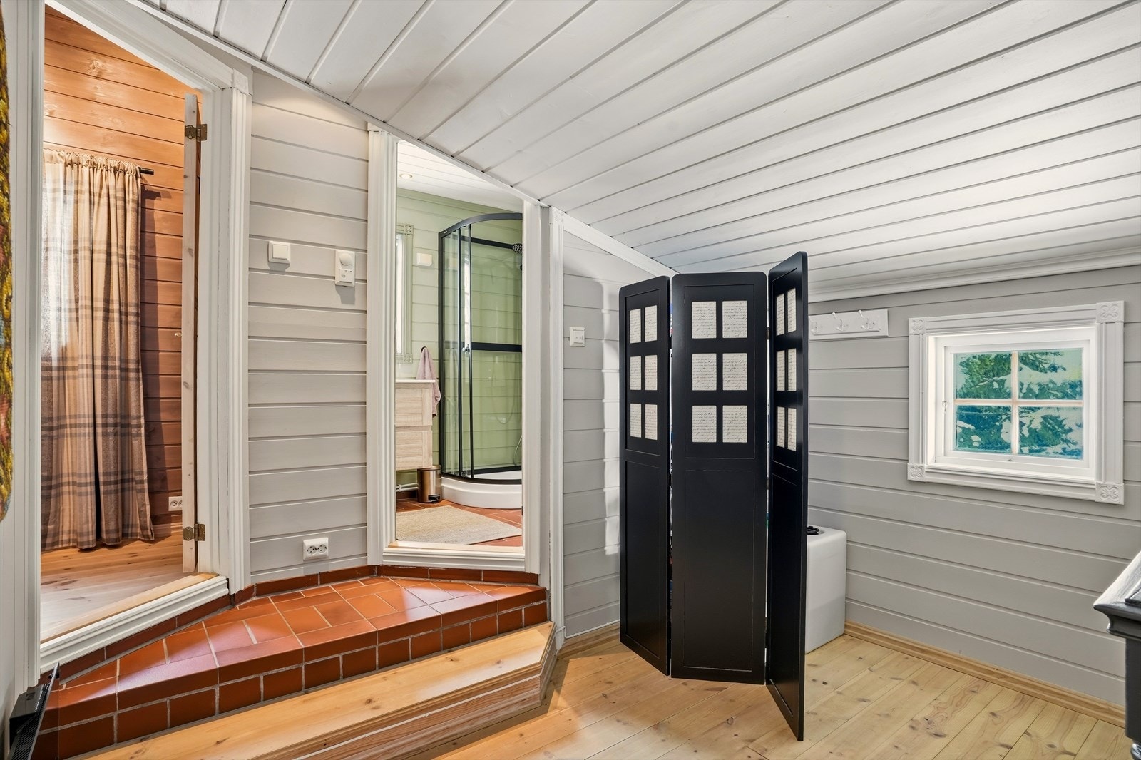 Mellomgang med adkomst til bl. a. soverom og toalettrom. Galleribilde