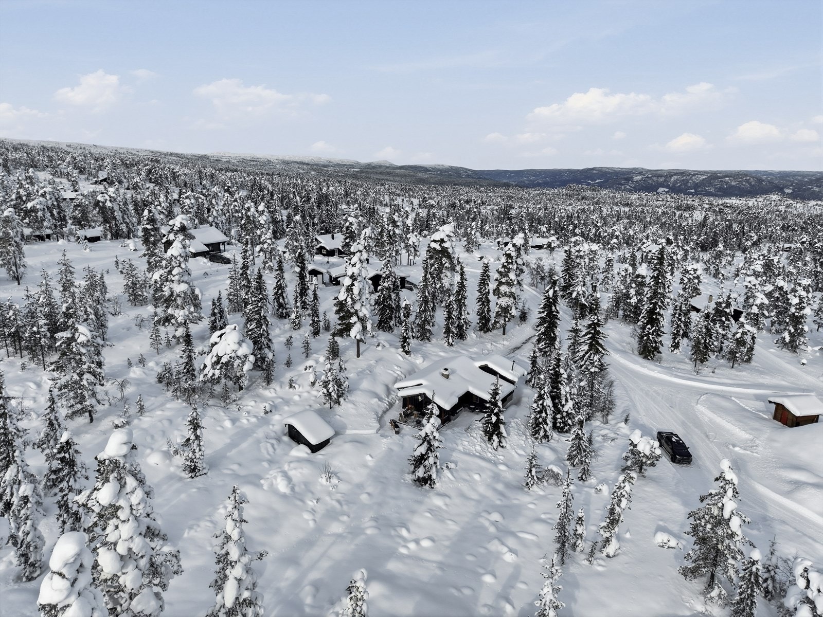 Eiendommen ligger fint og solrikt til ca. 600 moh., sentralt mellom Blestølen og Blestua. Lett adkomst, samt skjermet beliggenhet. Galleribilde