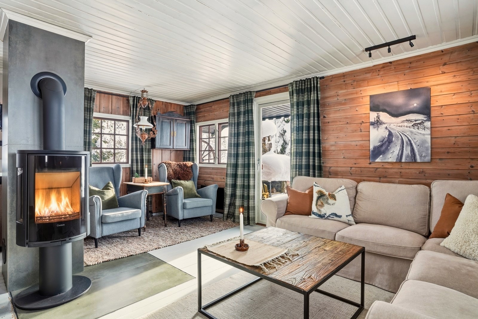 Lun og koselig stue med vedovn. Galleribilde