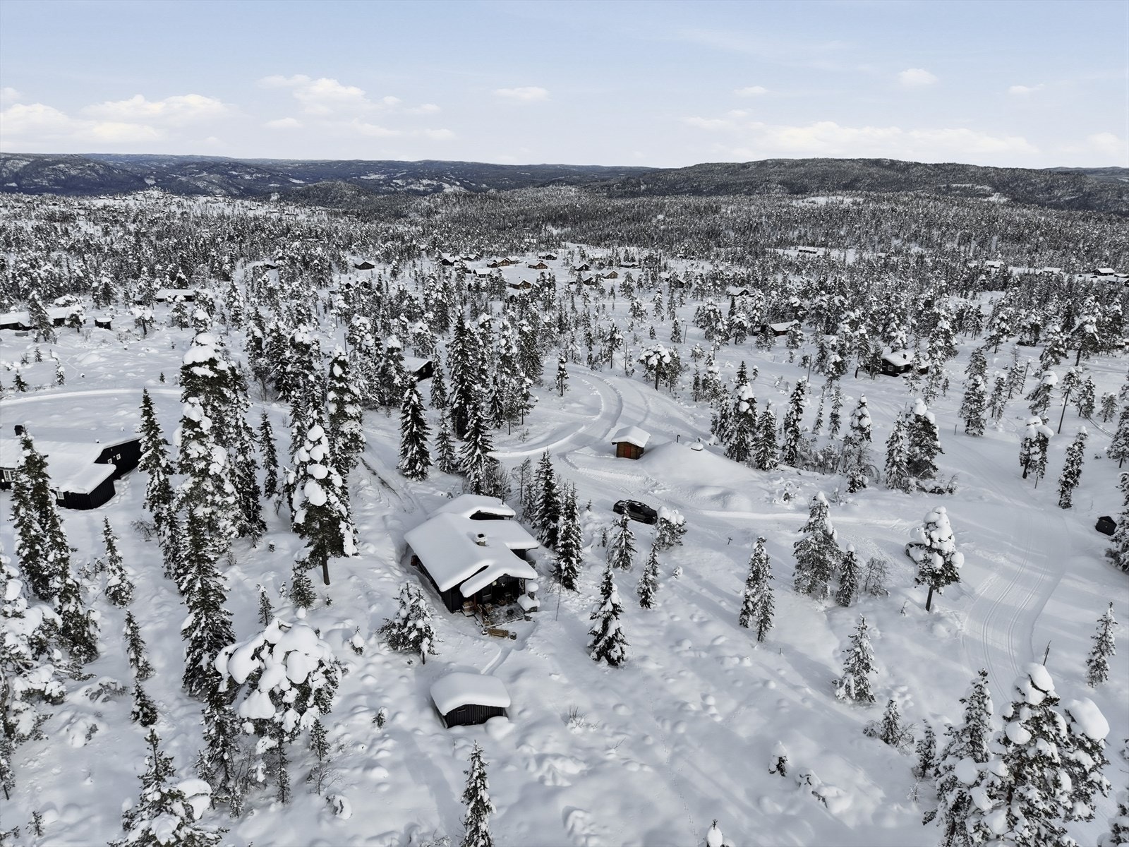 Attraktivt hytteområde i flott helårs turterreng, nært sti- og løypenett.
Blefjell Lodge med mulighet for å handle daglivarer eller spennende produkter fra lokale matvareprodusenter - kortreist og ekte. Galleribilde